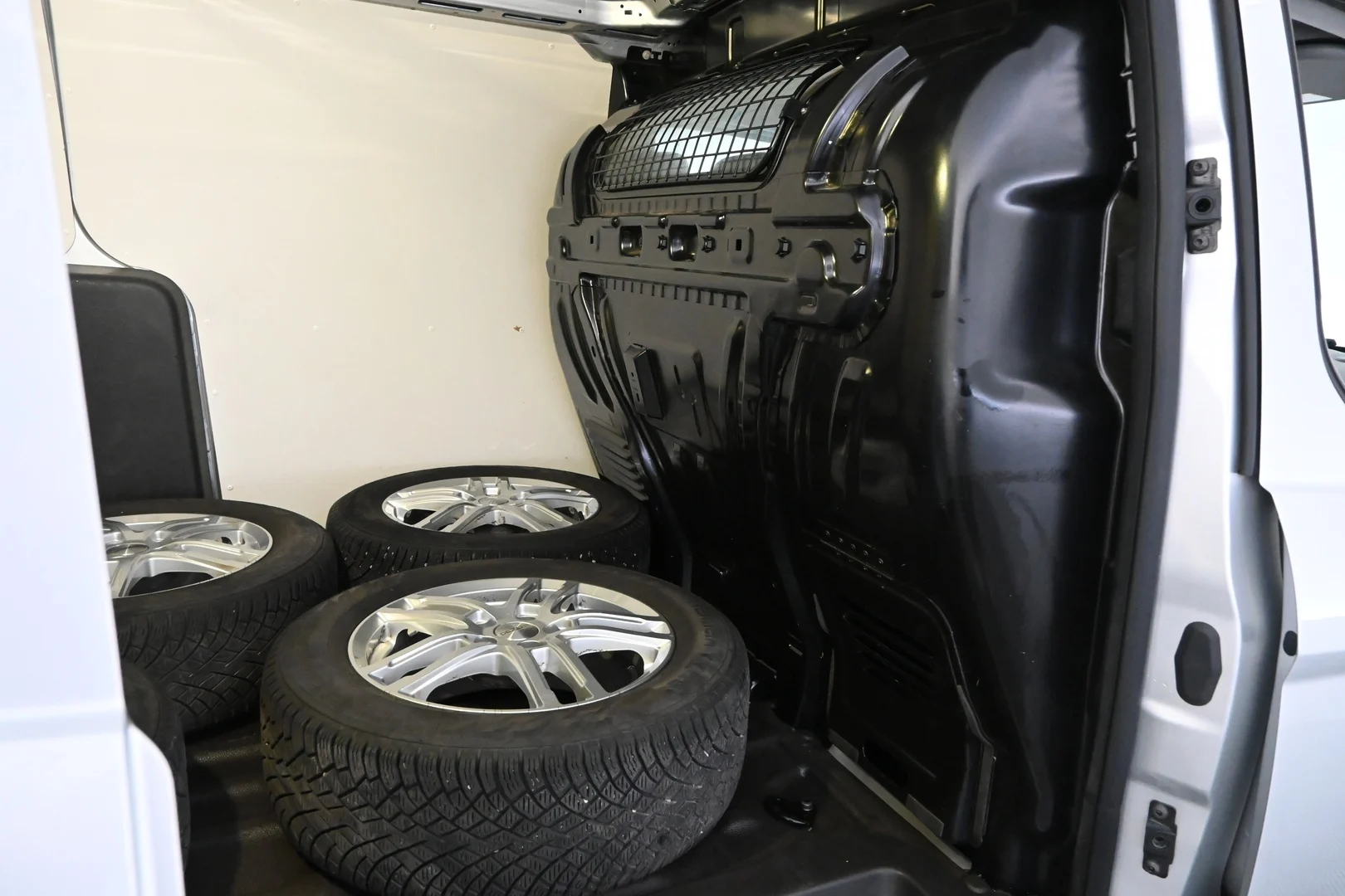 Car Image - x4MdXSkkFNh1zgKCjJp1a