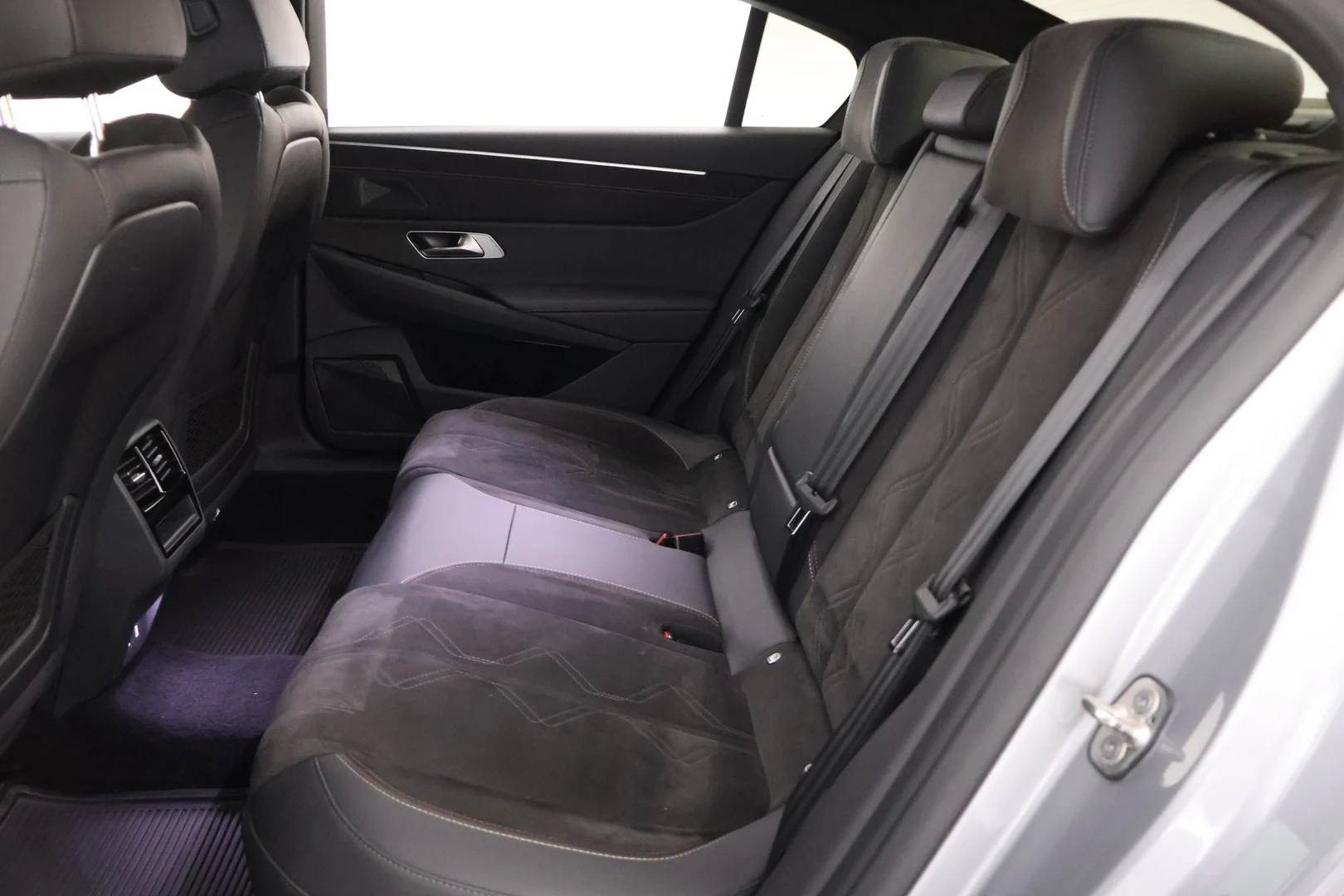 Car Image - zeiBkvwP8GbVz9XV9gsU1
