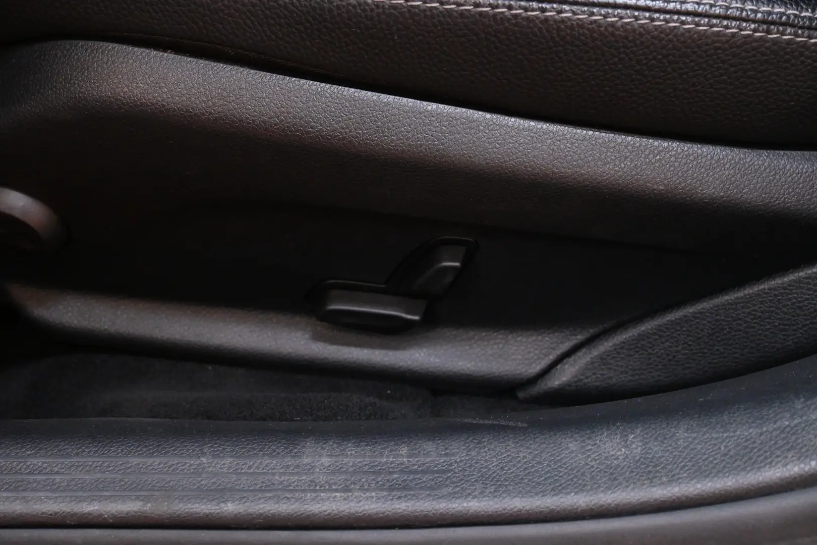 Car Image - 6oa2PnSgcKn8XiIgQU6WJO