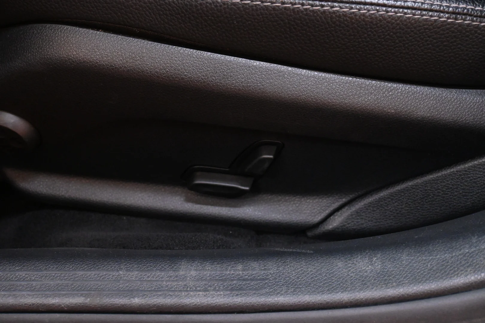 Car Image - 6oa2PnSgcKn8XiIgQU6WJO