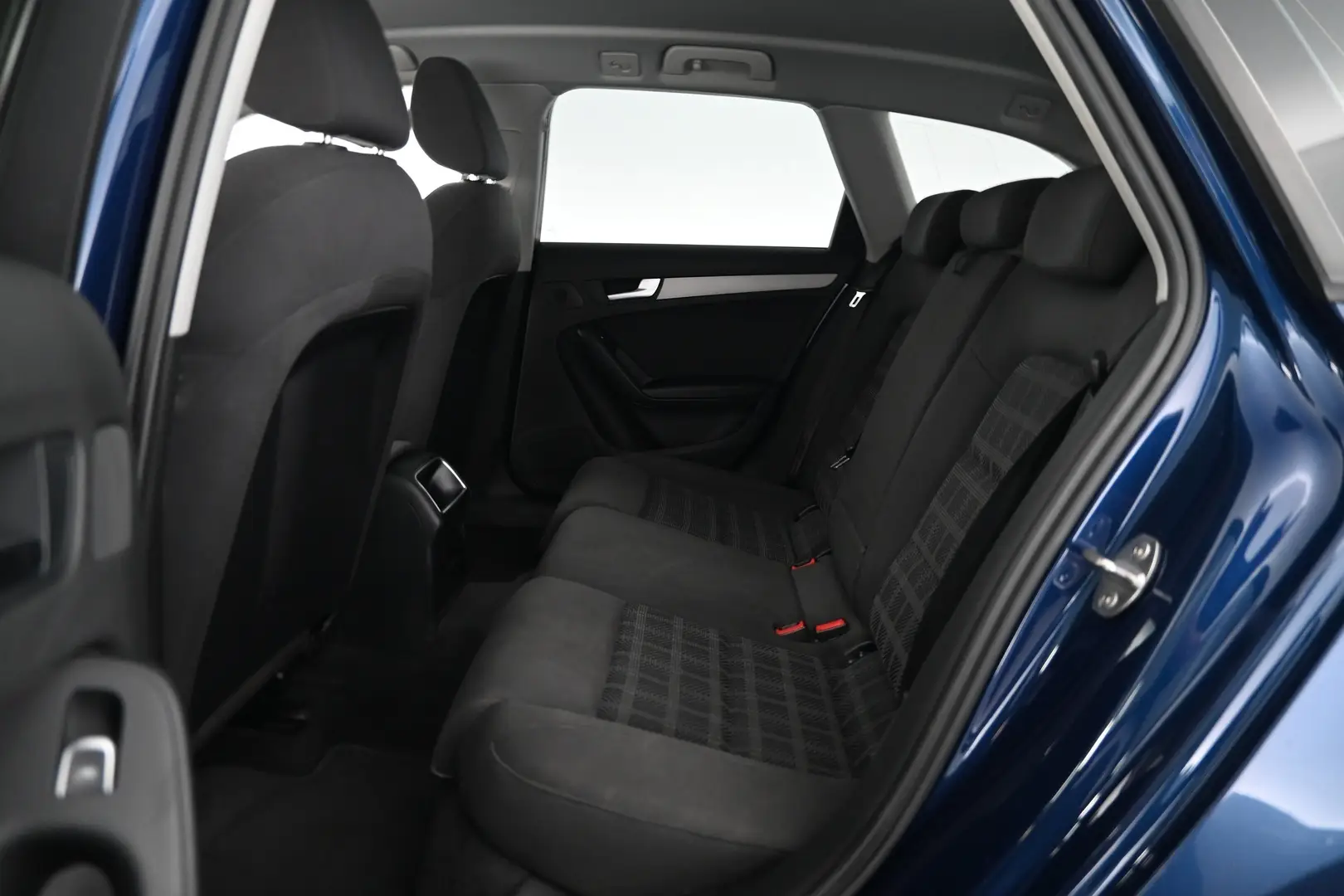 Car Image - 6aOm4ZfuWGJxmCaJ8px99V