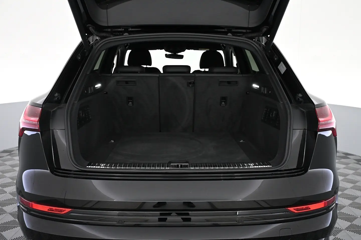 Car Image - 6LvkYvJfHlTz20ZEr3k0ji