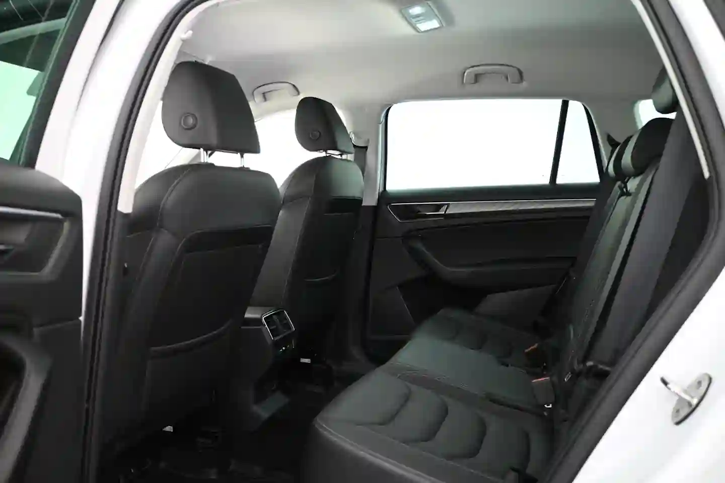 Car Image - 4LuozmvvtmWl5uv7Nd94Iz