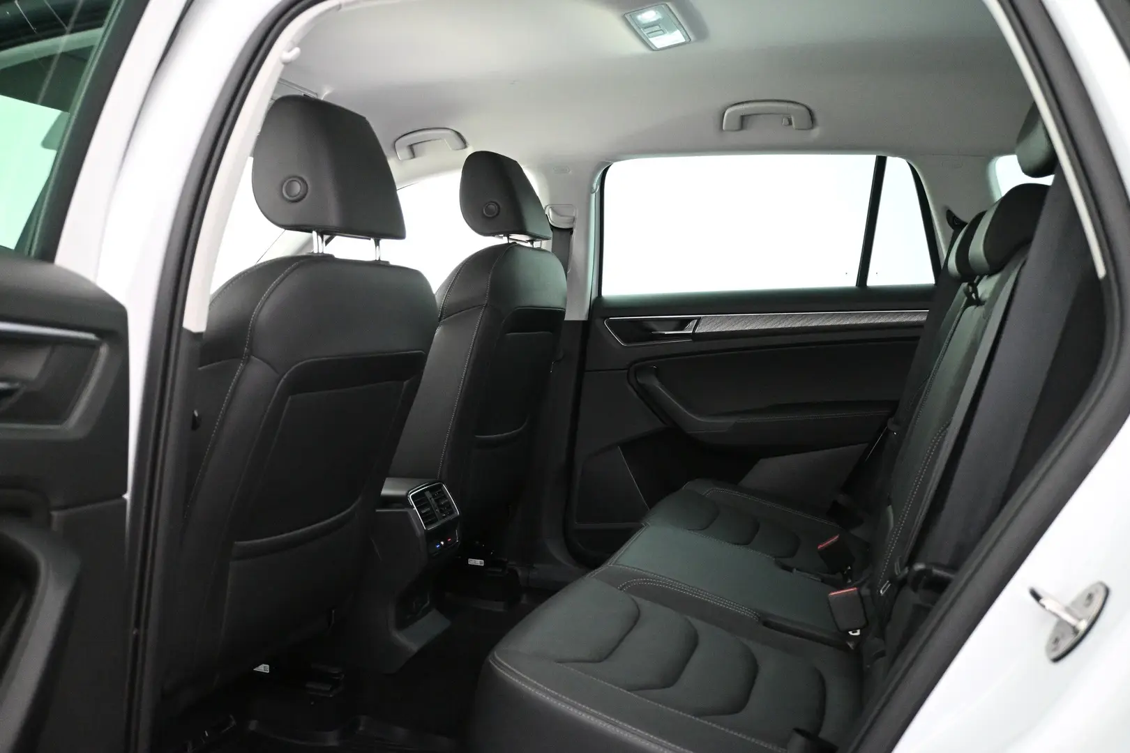 Car Image - 4LuozmvvtmWl5uv7Nd94Iz