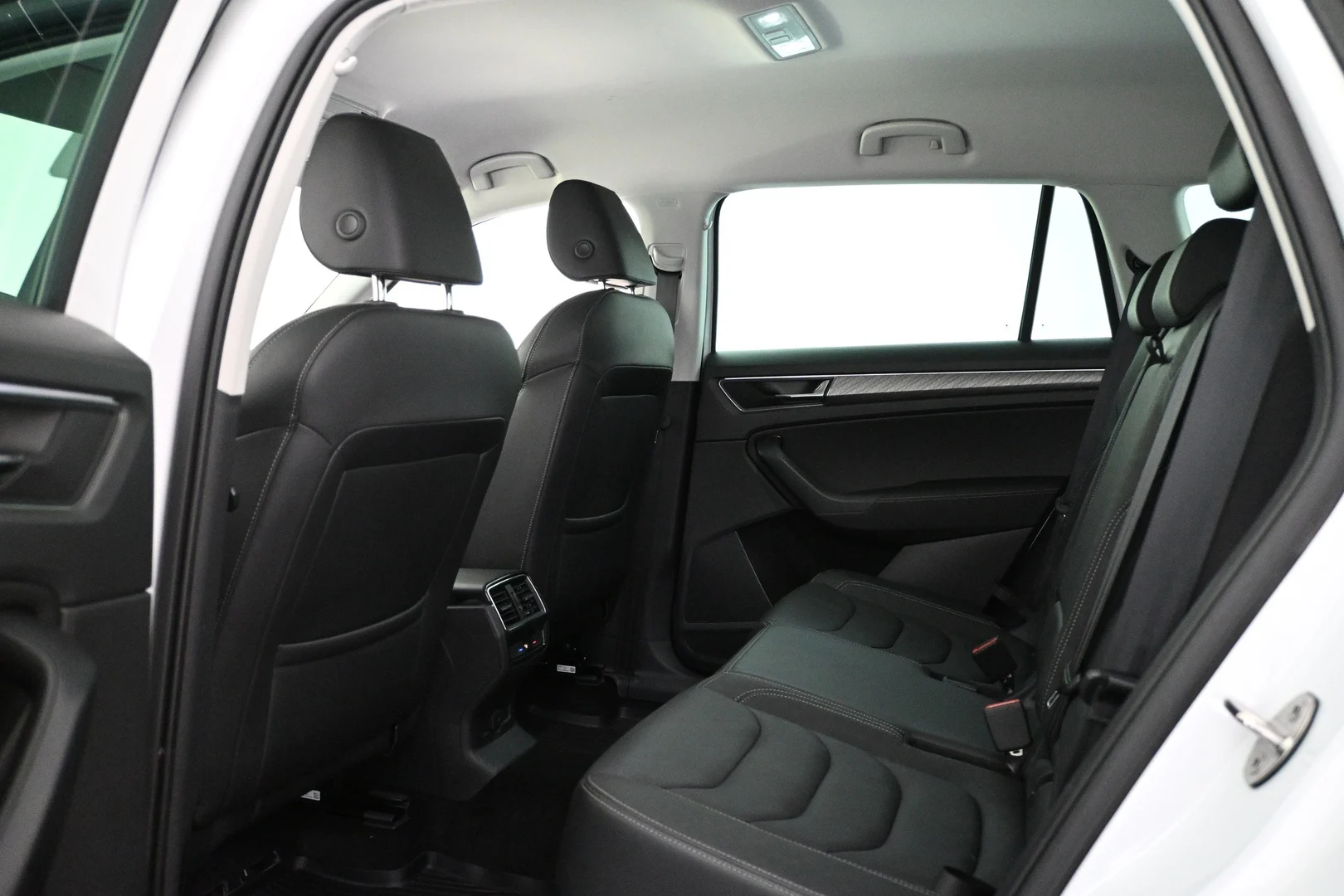 Car Image - 4LuozmvvtmWl5uv7Nd94Iz