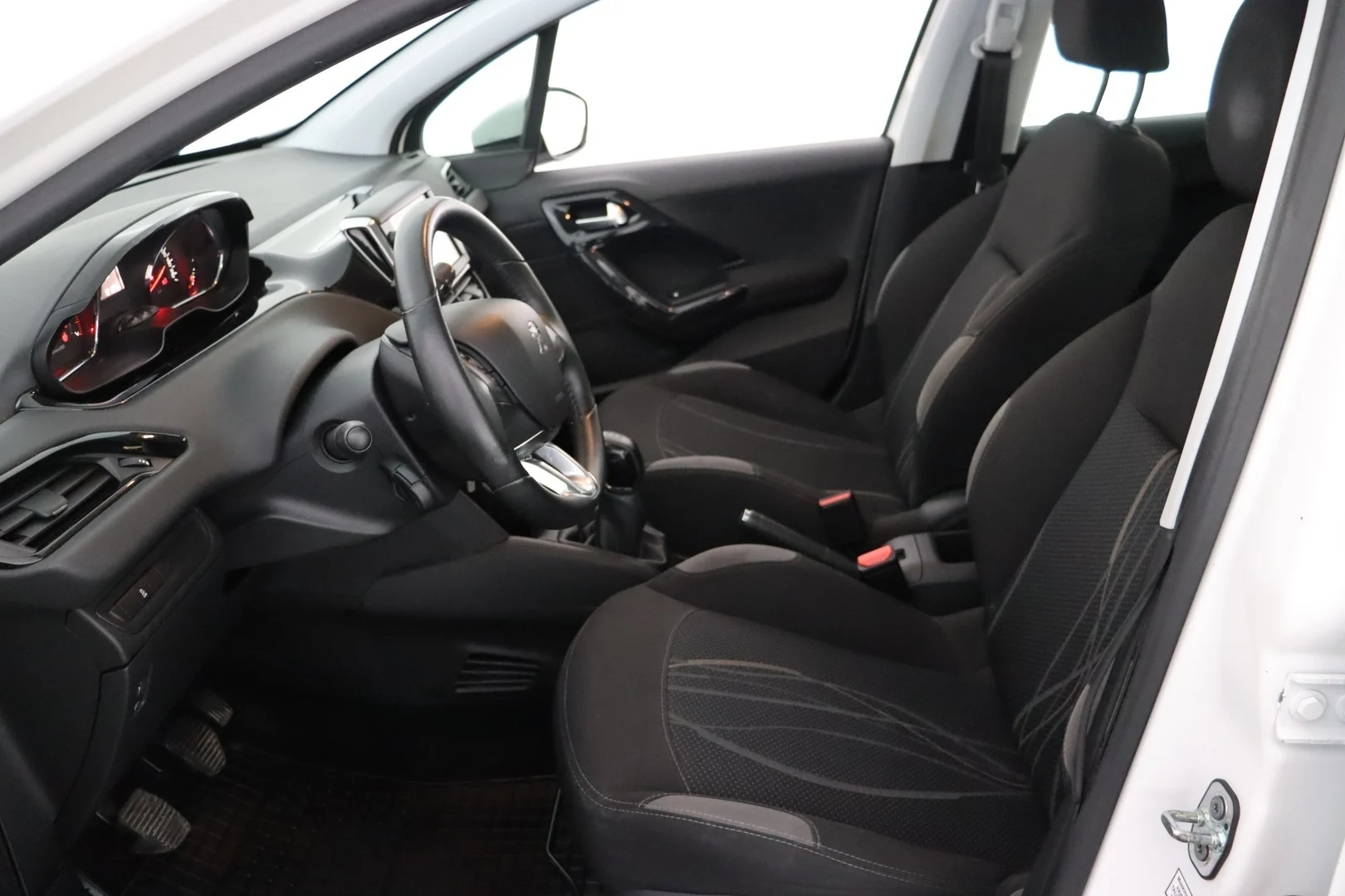 Car Image - 1Q6L3dkXDxAHghwNngaJ67