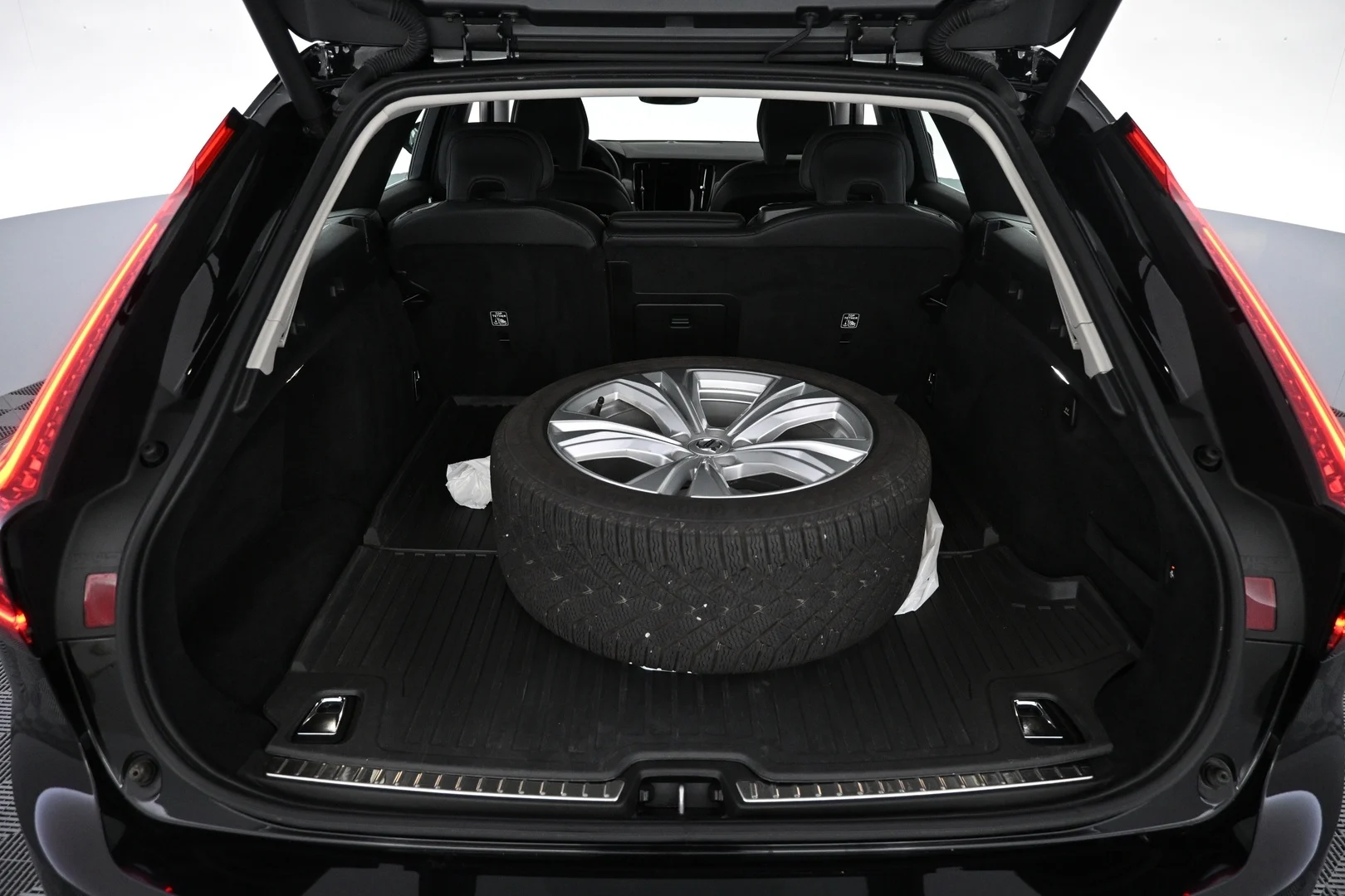 Car Image - 5awkBTeQmJxLZQsiIM9Ltz