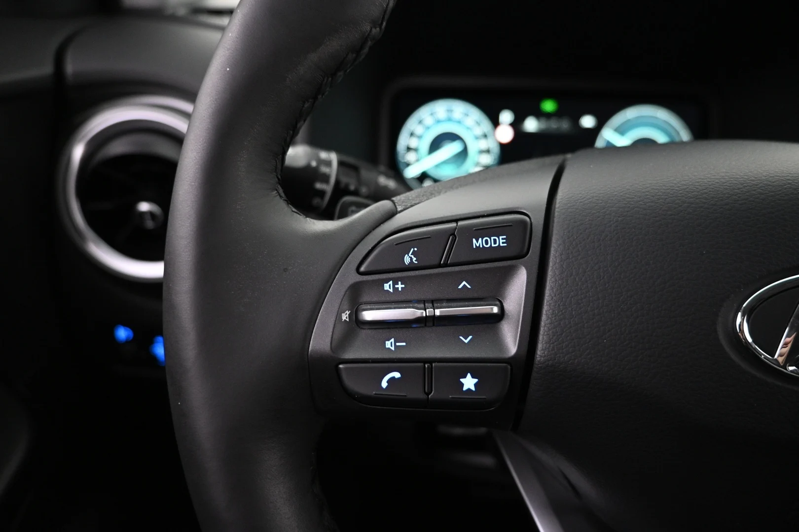 Car Image - 5XDzz3aKqz12slTqWoakPS