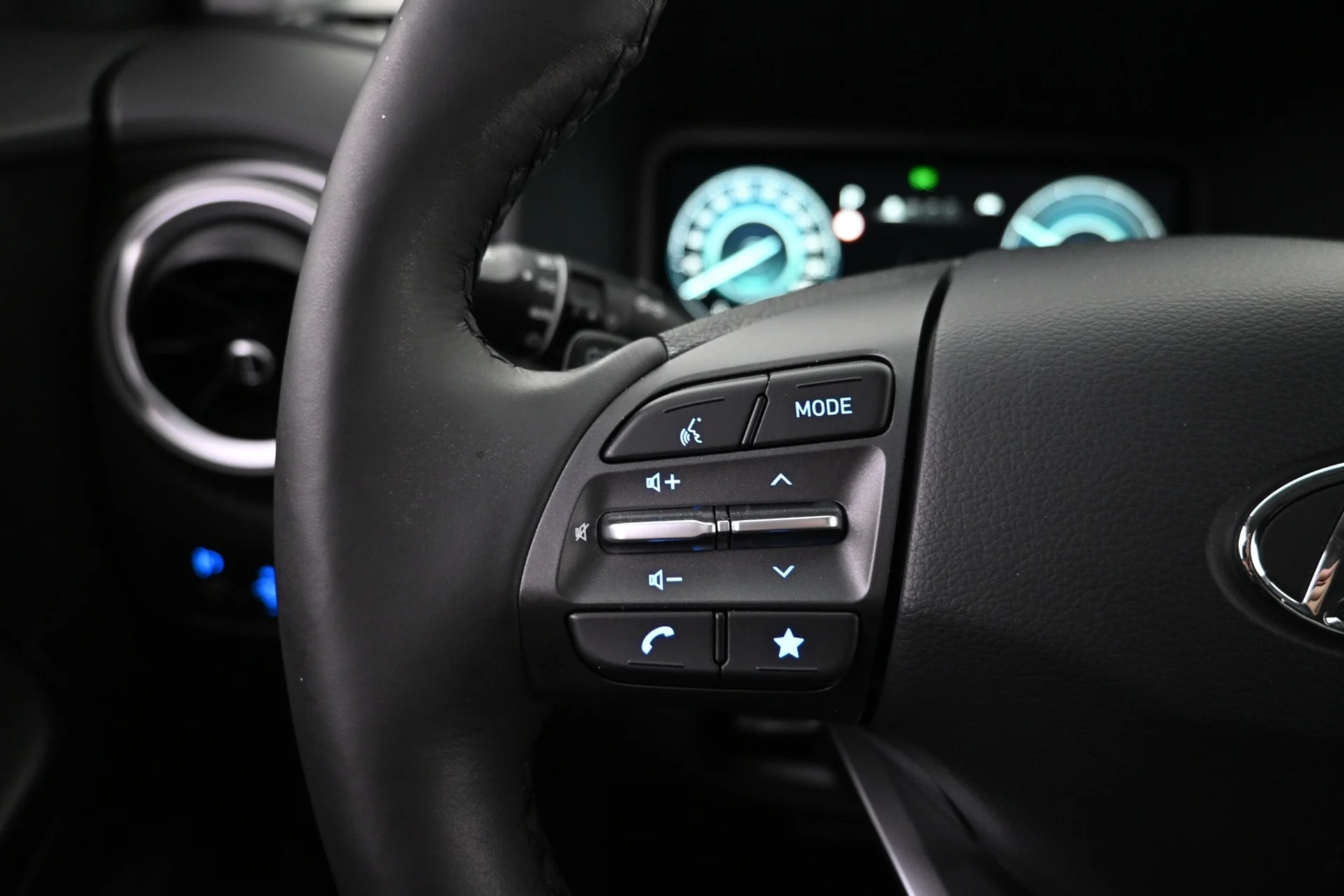 Car Image - 5XDzz3aKqz12slTqWoakPS