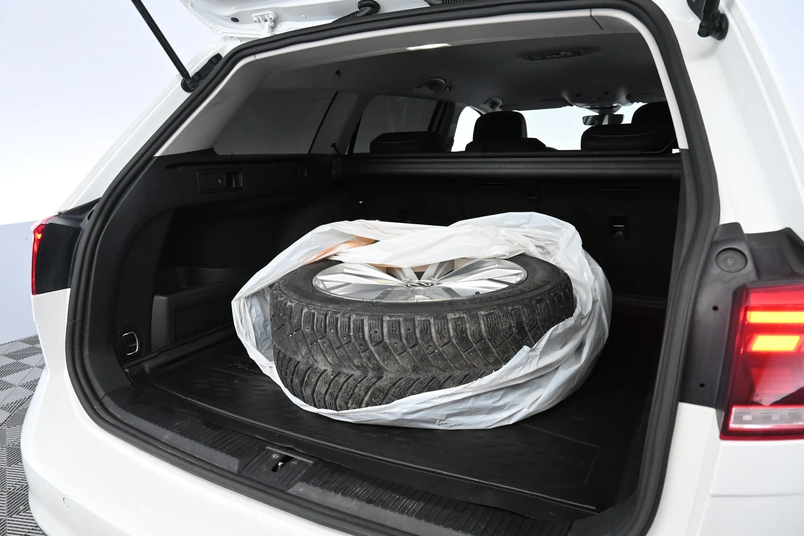 Car Image - 3ZcTS4GAyuLLJl7HdsAbTs