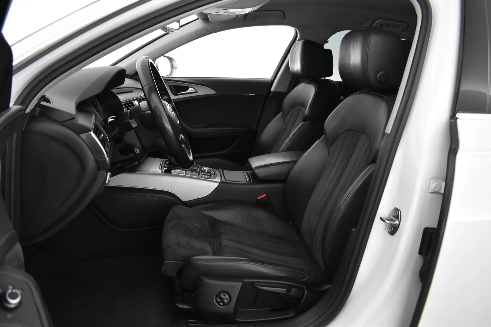 Car Image - s3t8kQRC9e63L09X03sxk