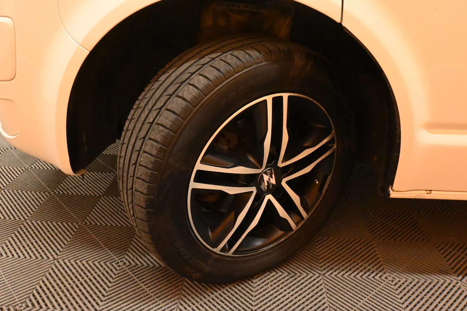 Car Image - jQrpTxF1j6ZyRdyf4WVSZ