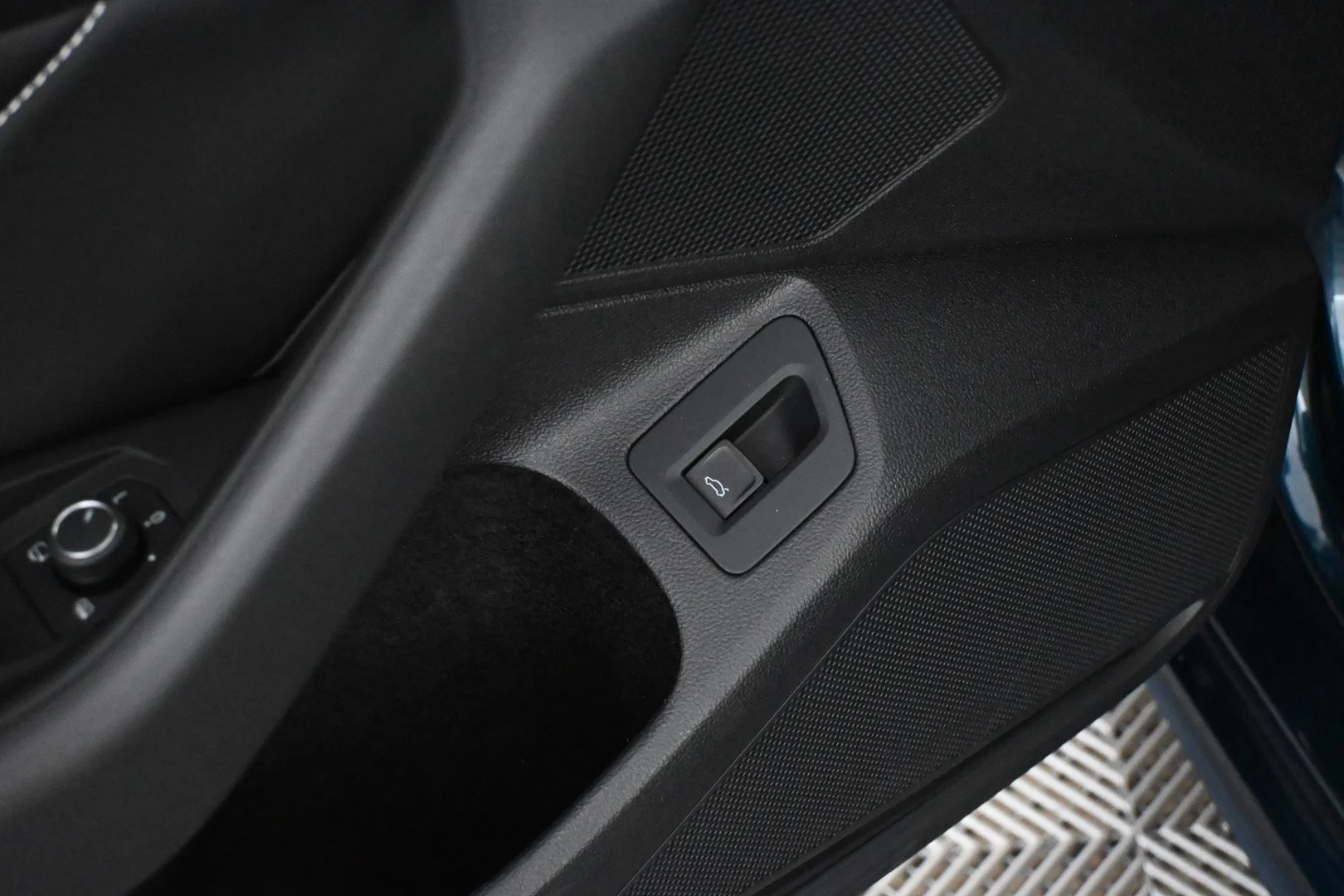 Car Image - 3tgGjujxUyQCeh6MiGZqm3