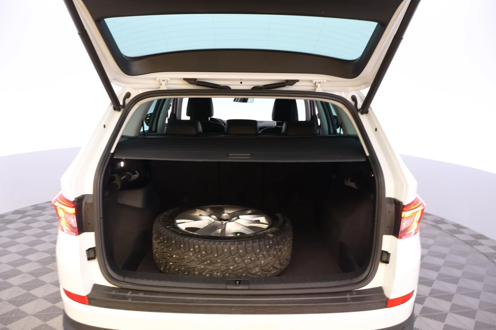Car Image - 2SOrKvxEeSBfPIQ5jRhX6H