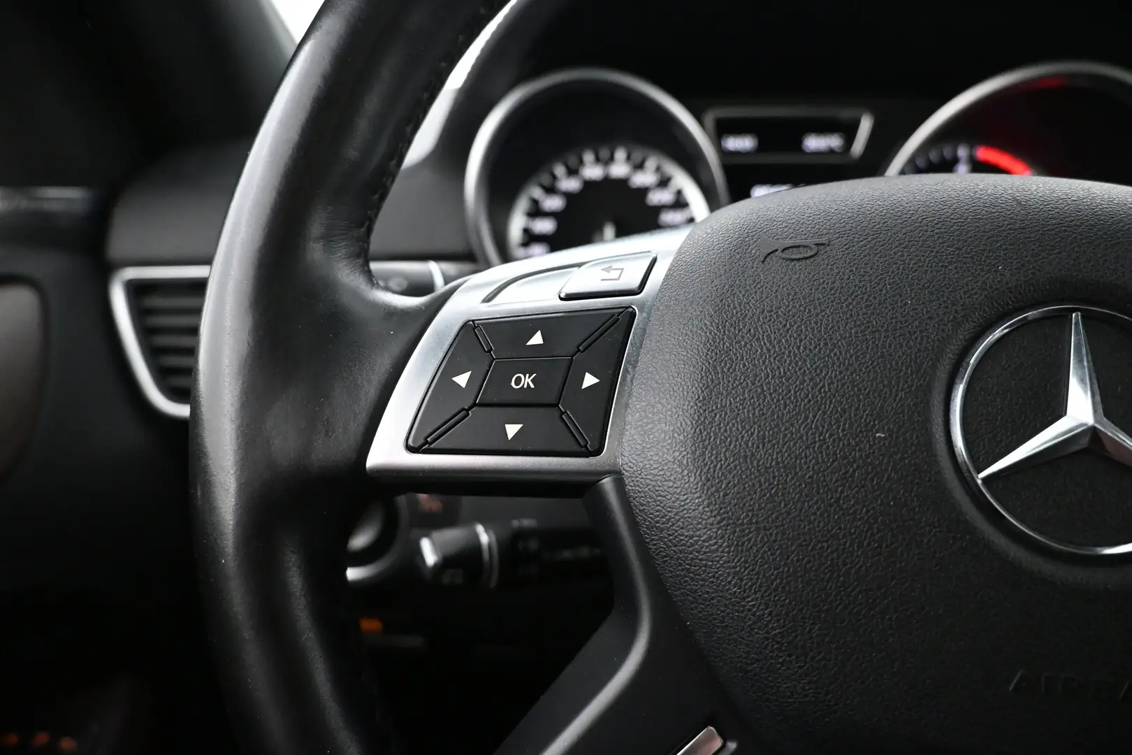 Car Image - 2H32mxr6qkgfHvuxbibUSz
