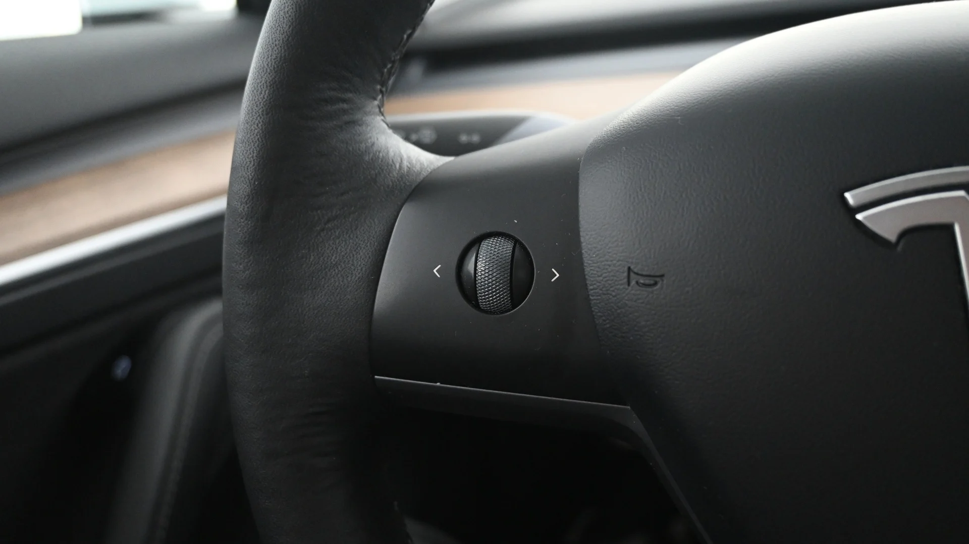 Car Image - 17iFfma0fzE860T9CVjdm0