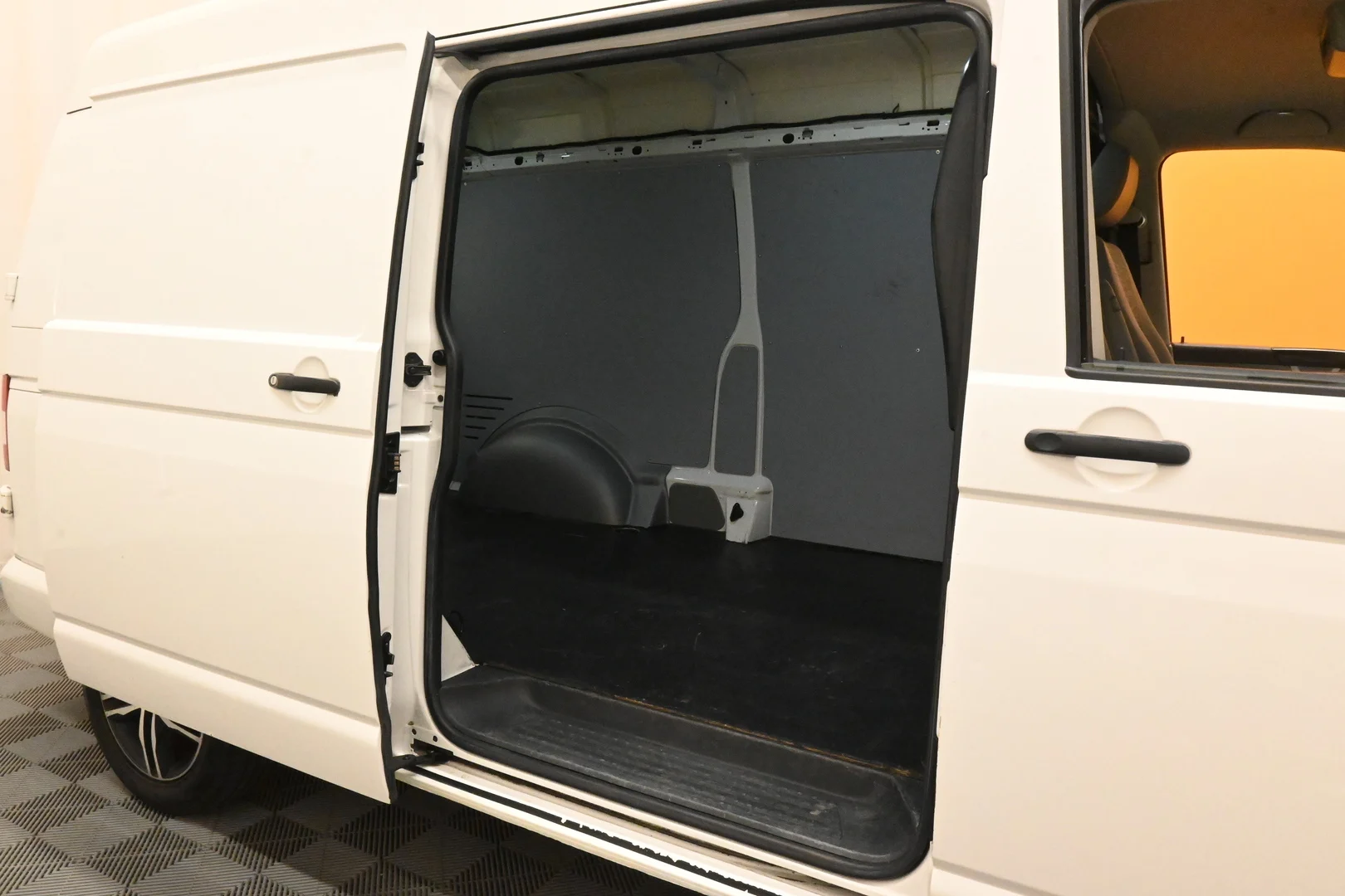 Car Image - jQrpTxF1j6ZyRdyf4WVSZ