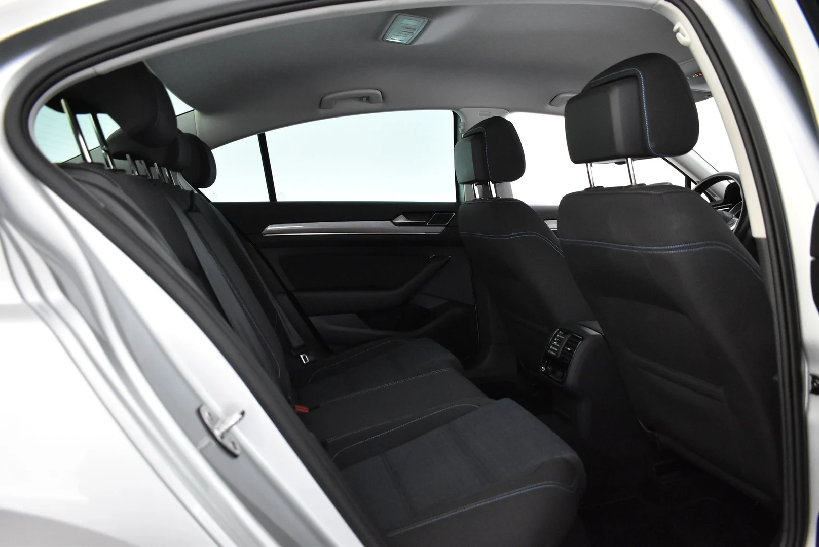Car Image - 5nUXEul7H4xnBTfSazEEoM