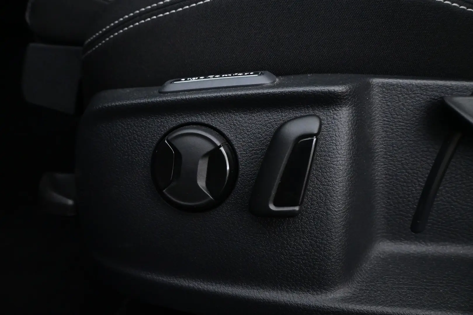 Car Image - NE2QGmWpa3dbhnJ52Z9YL