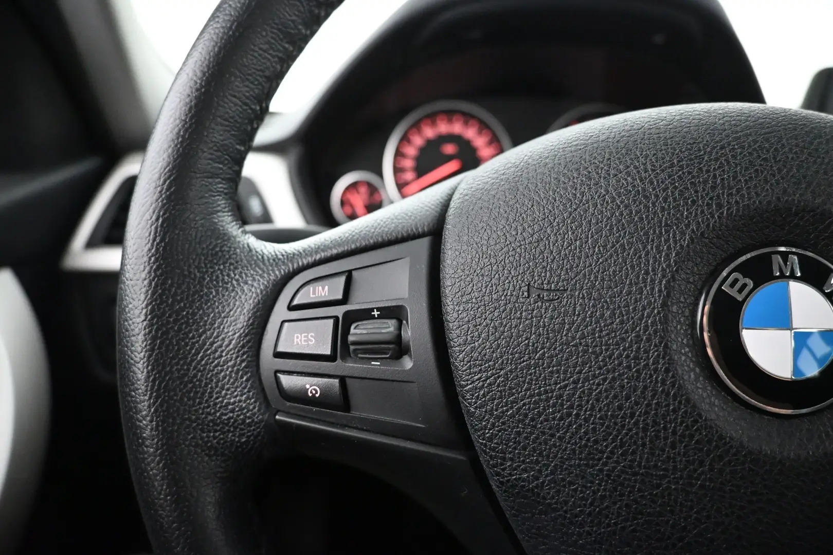 Car Image - dL6kL8kPbdXfSG6r5TzPE