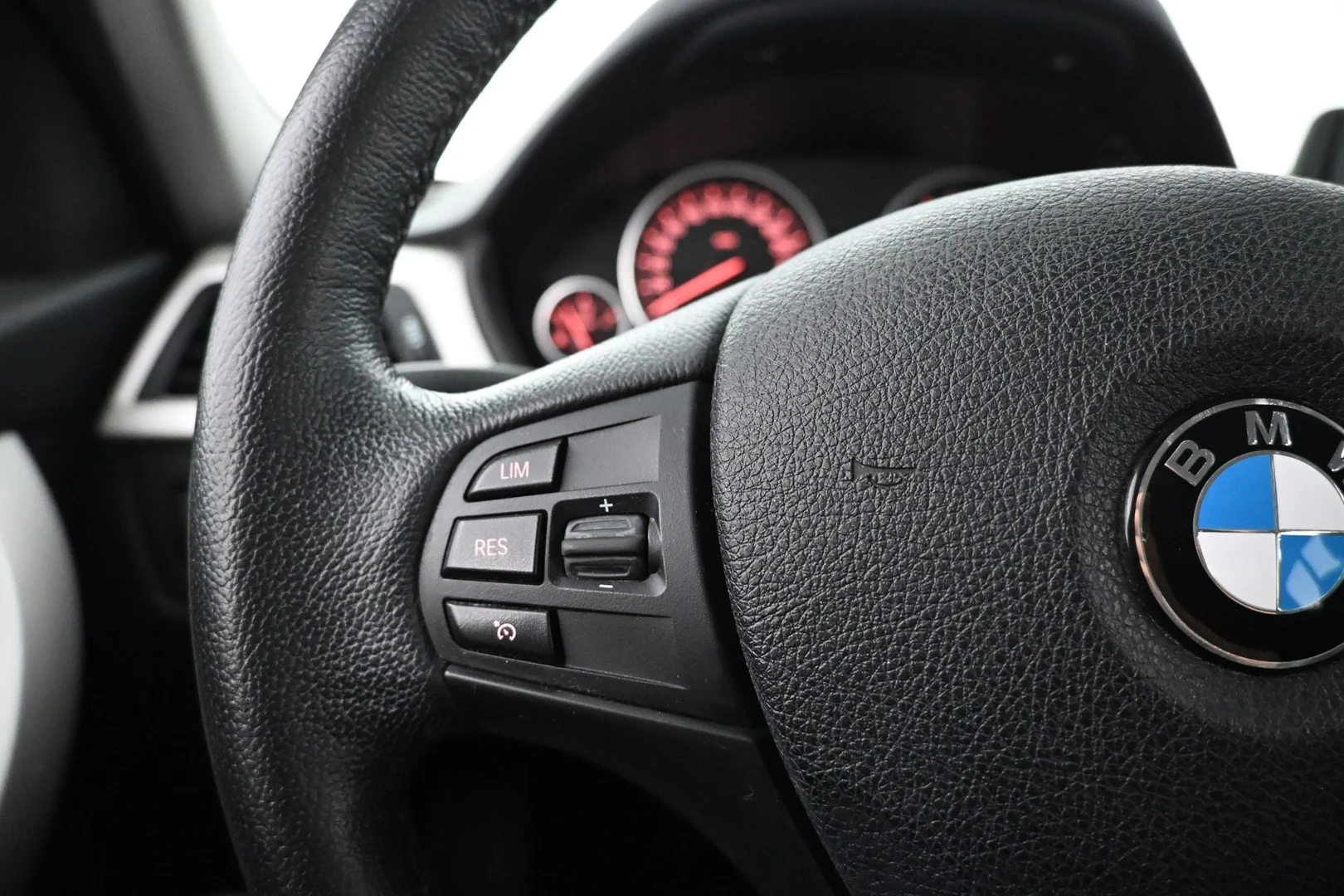 Car Image - dL6kL8kPbdXfSG6r5TzPE