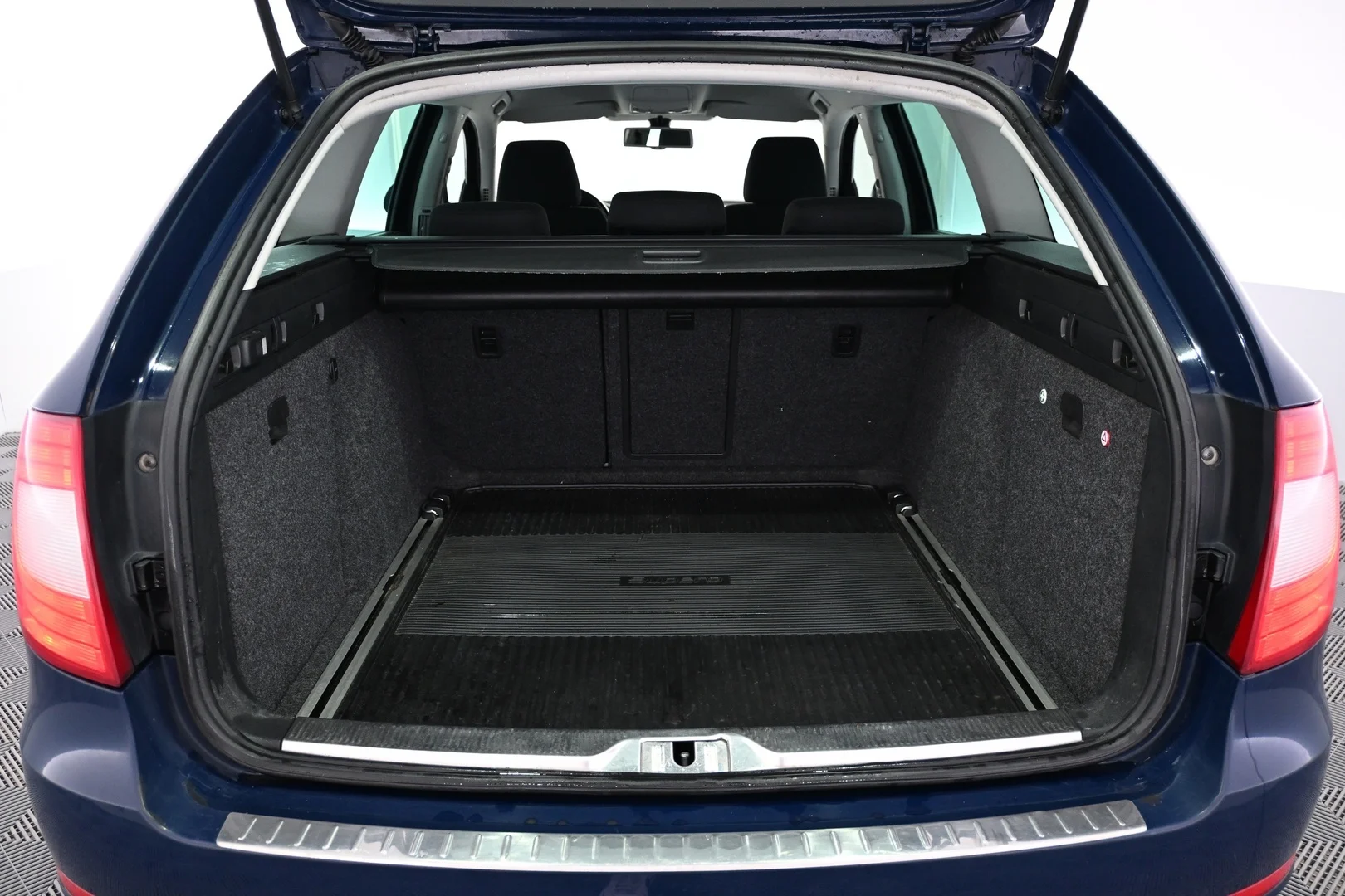 Car Image - 78GMi4bygy8obu5HcYMRBC