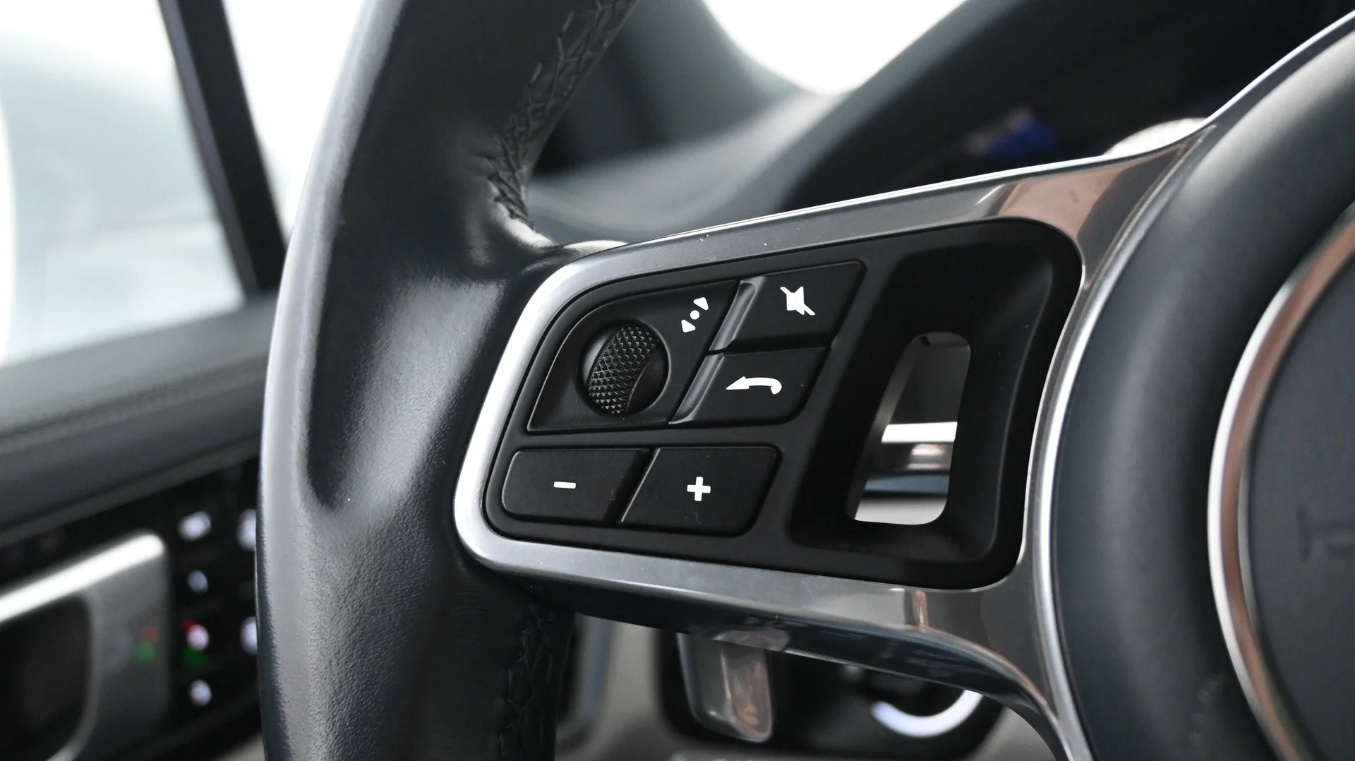 Car Image - 78hpdV7HFBk9dsNWwEwOAY