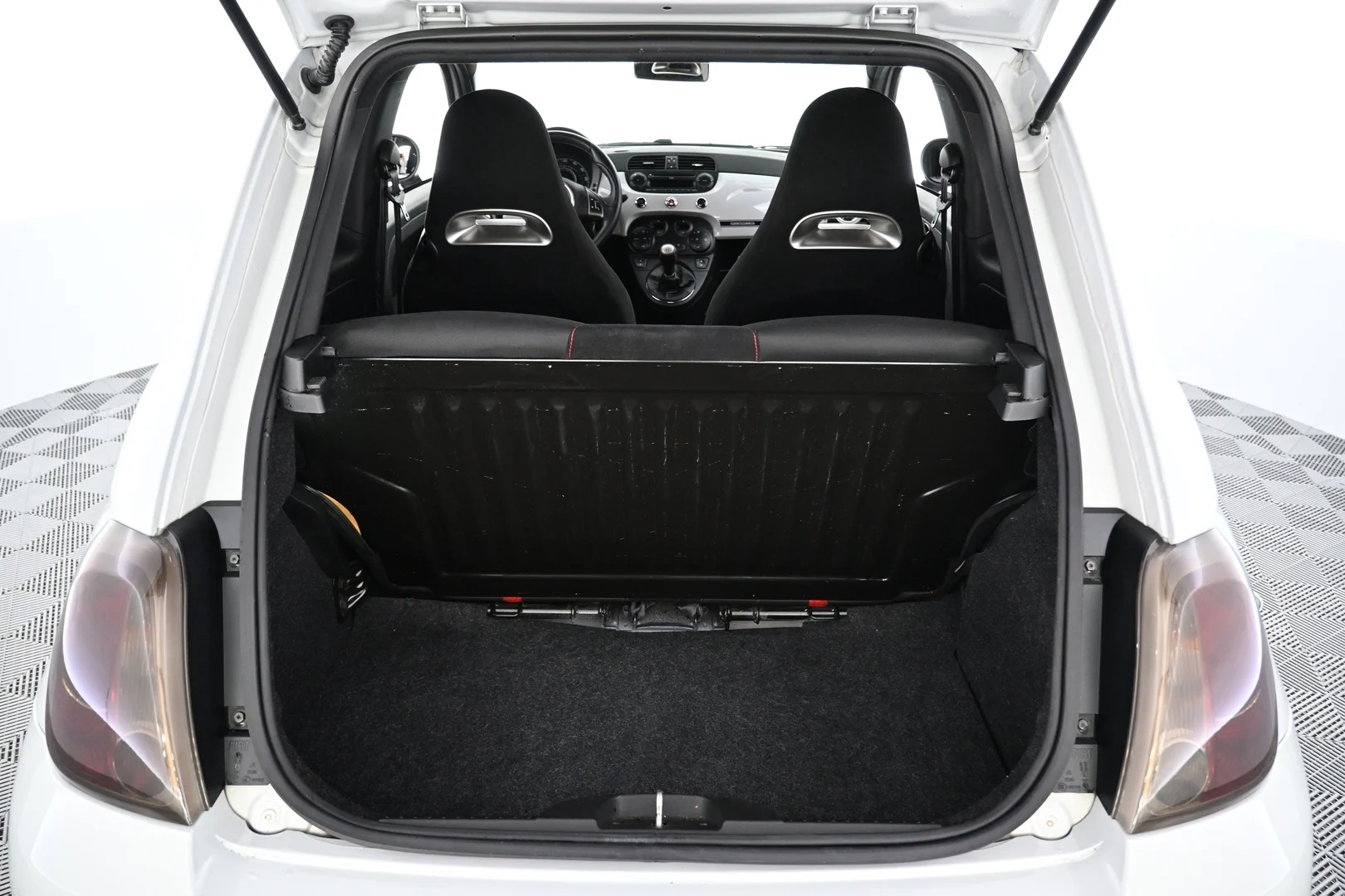 Car Image - oKVR2MVfsATWLC3ML7oFI