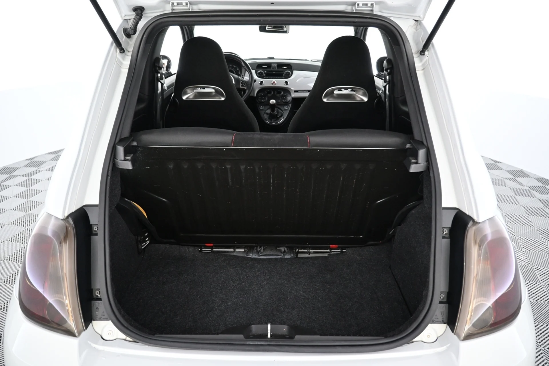 Car Image - oKVR2MVfsATWLC3ML7oFI