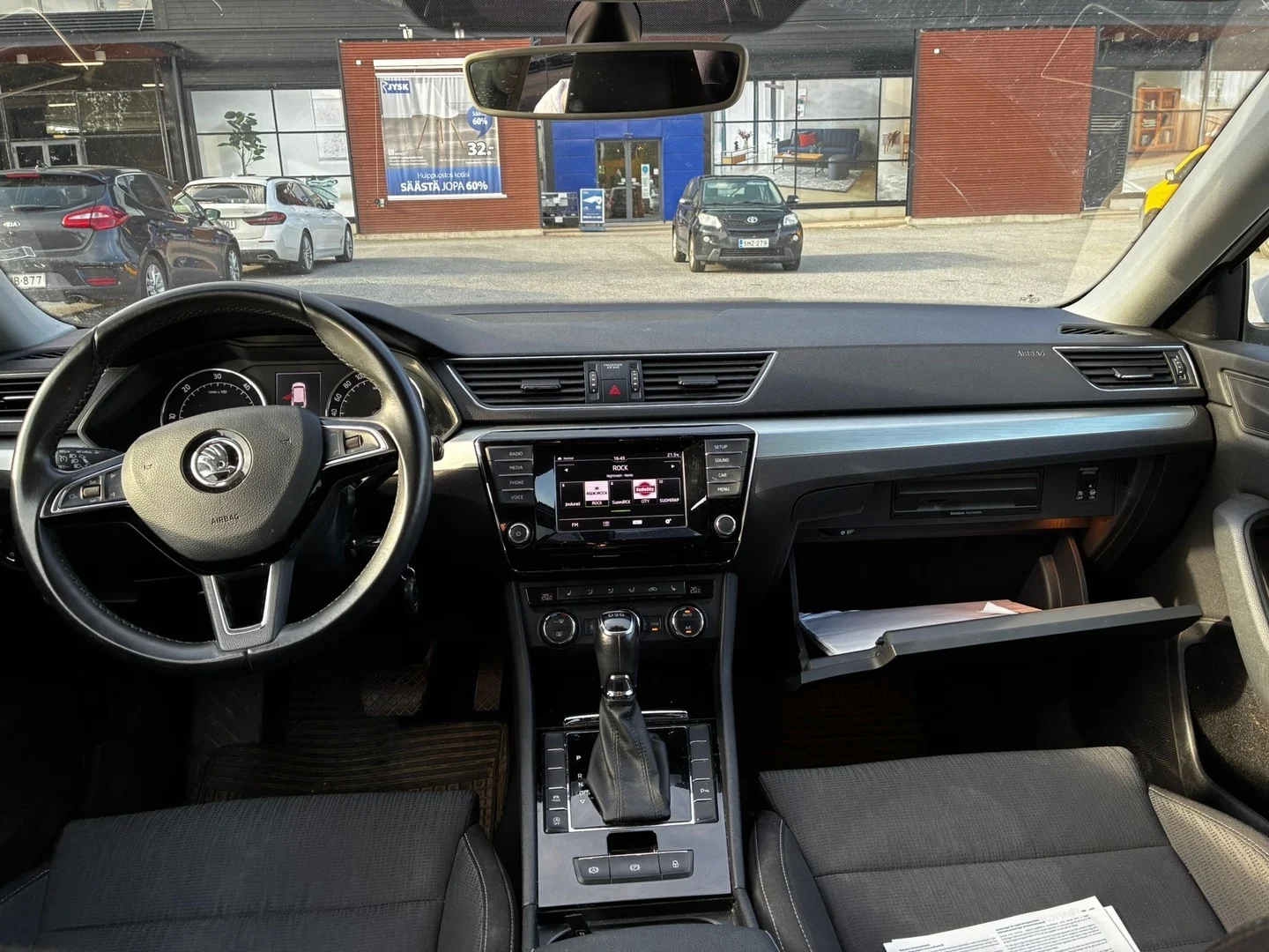 Car Image - 32c4PAQjVDuYAKhii97VKt