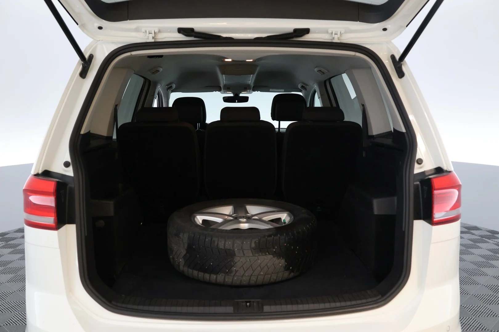 Car Image - 6YmPmBDoMf5k5nYcbJILFD