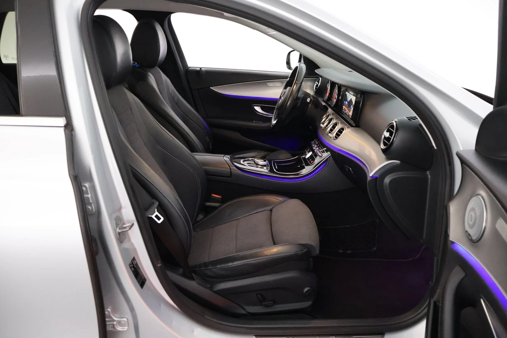 Car Image - qhprAybFkfrH5PCTkSUxL
