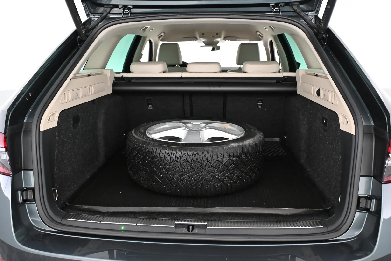 Car Image - 6O9FaZmGEMut87tKHAc1zl