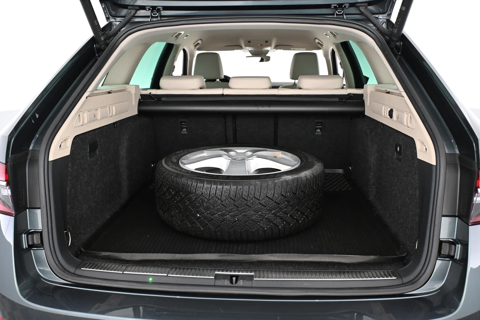 Car Image - 6O9FaZmGEMut87tKHAc1zl
