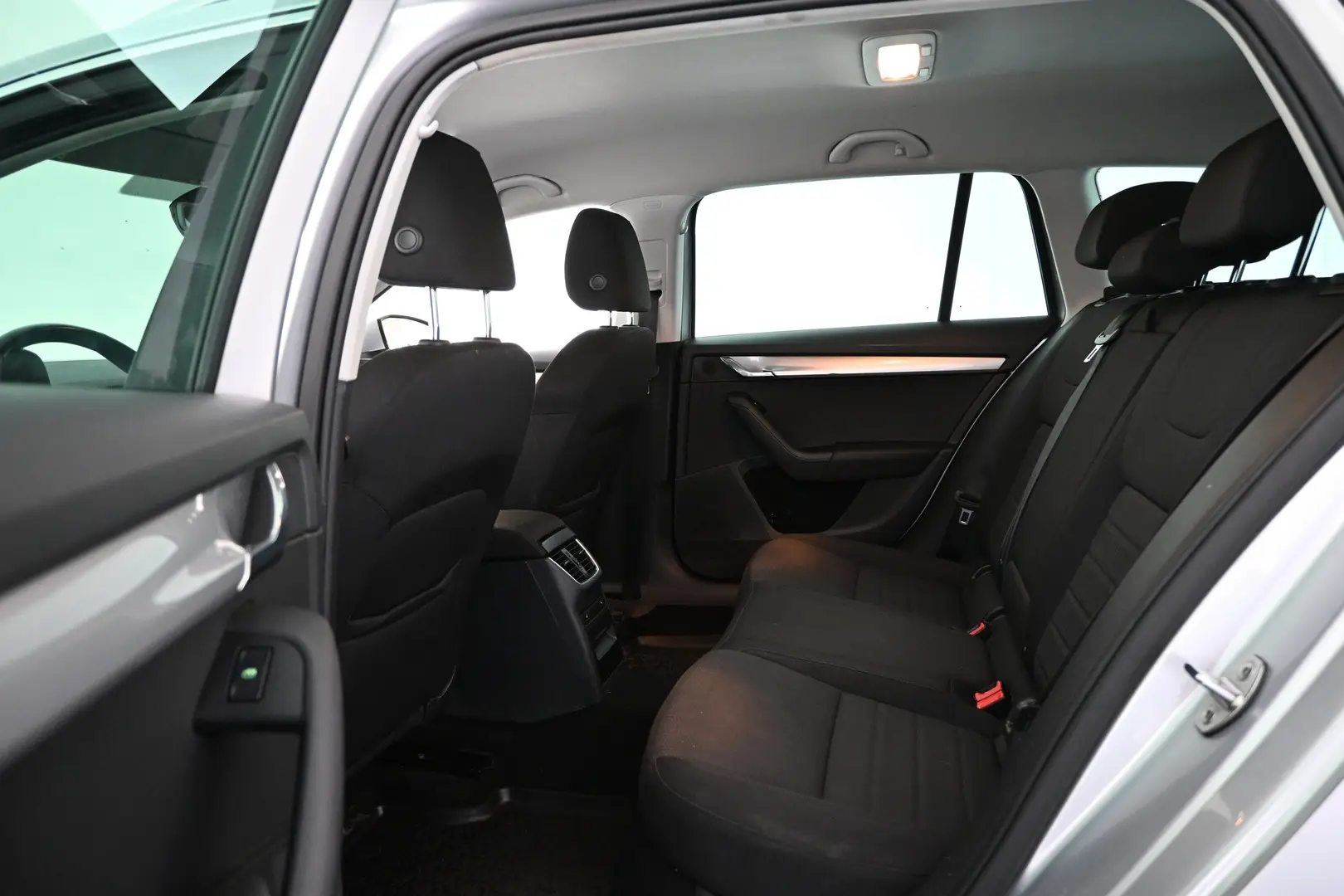 Car Image - 60JczBX9tAaHXWvP8947G3