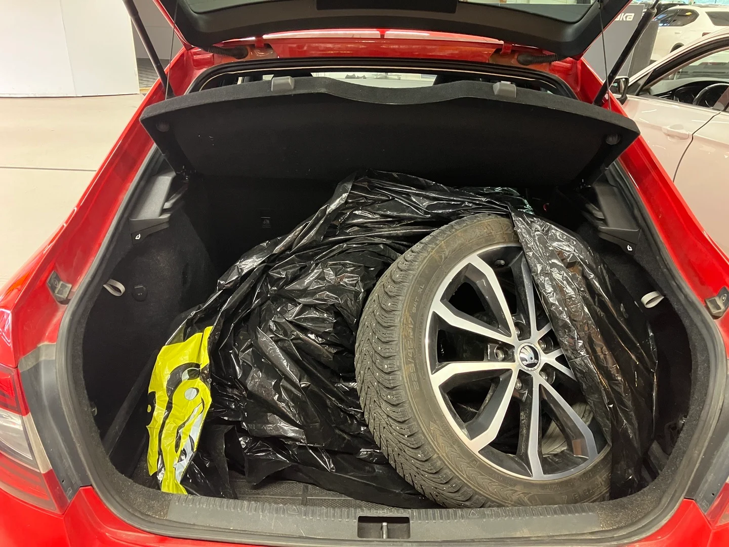 Car Image - 3MqdrCzBAIqpo7xFUzfbzZ