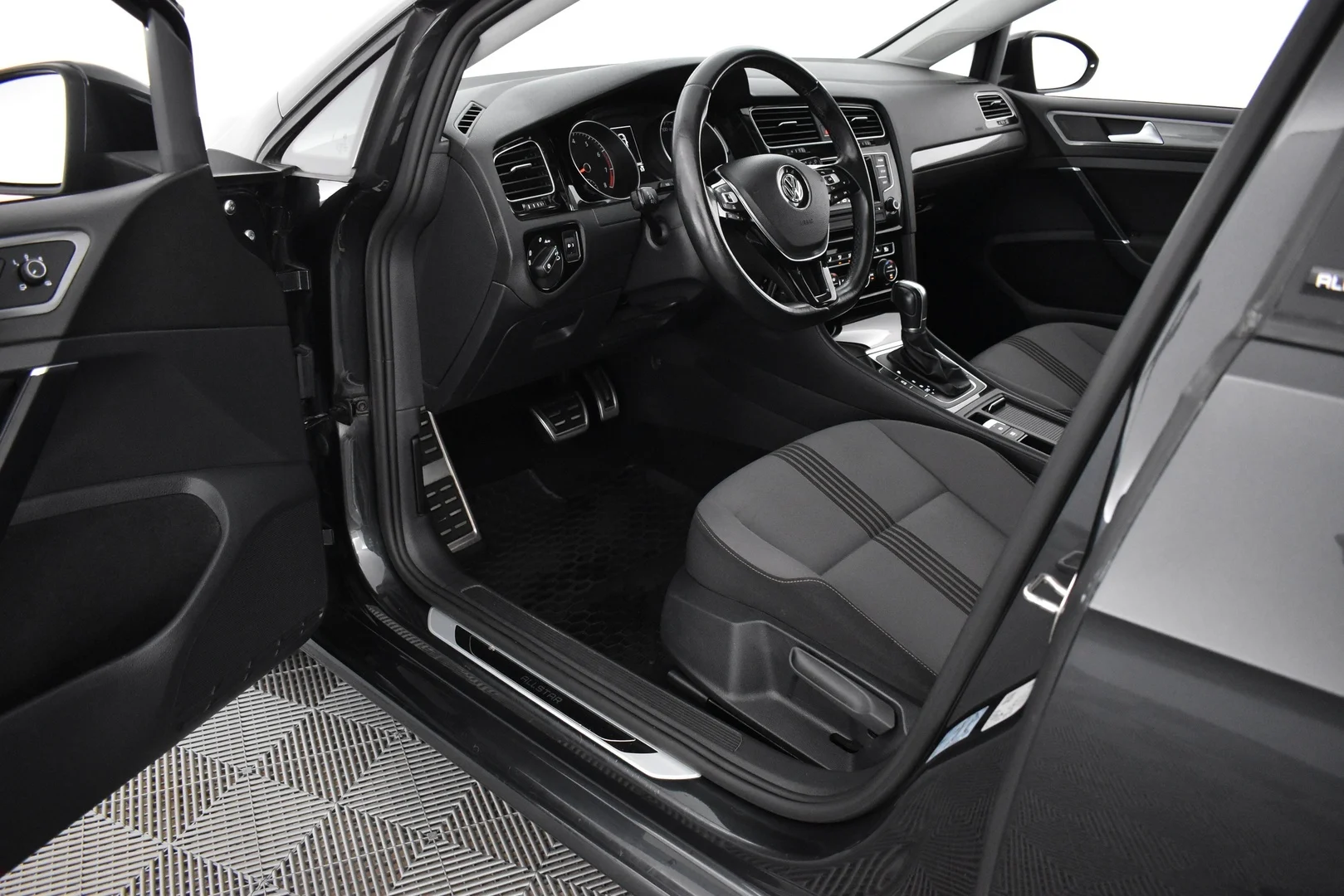 Car Image - 5ArElhHCPkGpwH7IYkqz7G