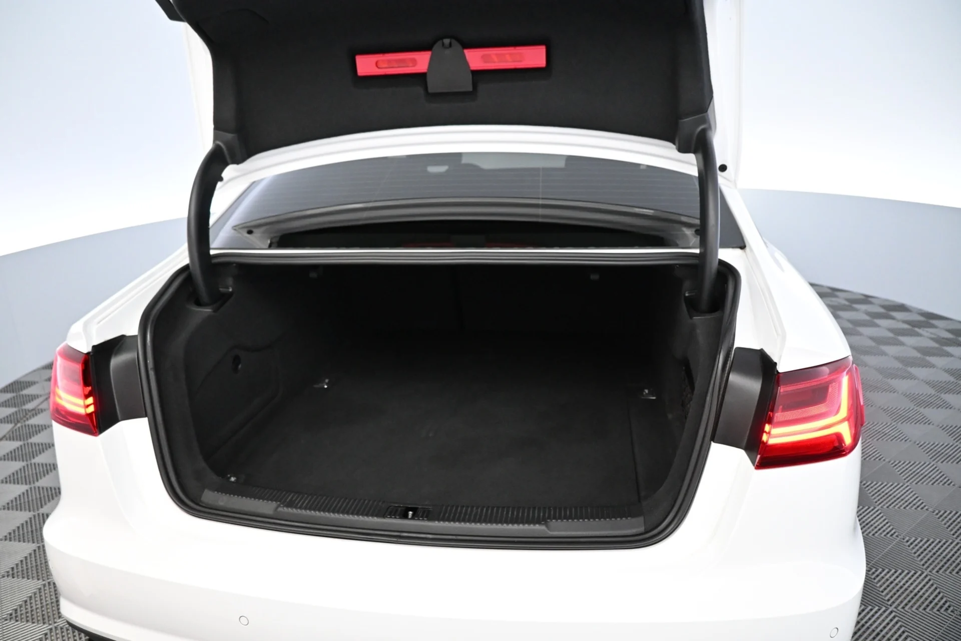 Car Image - 2LpoOpuaRAtALXRW9SB8QK