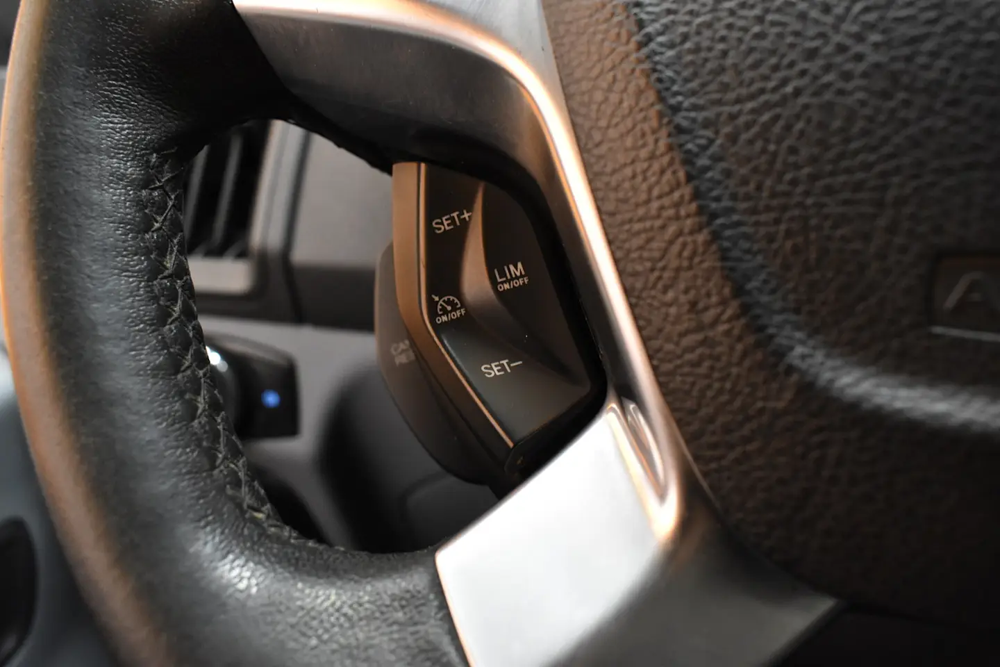 Car Image - 1IQYysiV5ql9tqJBga0QzI