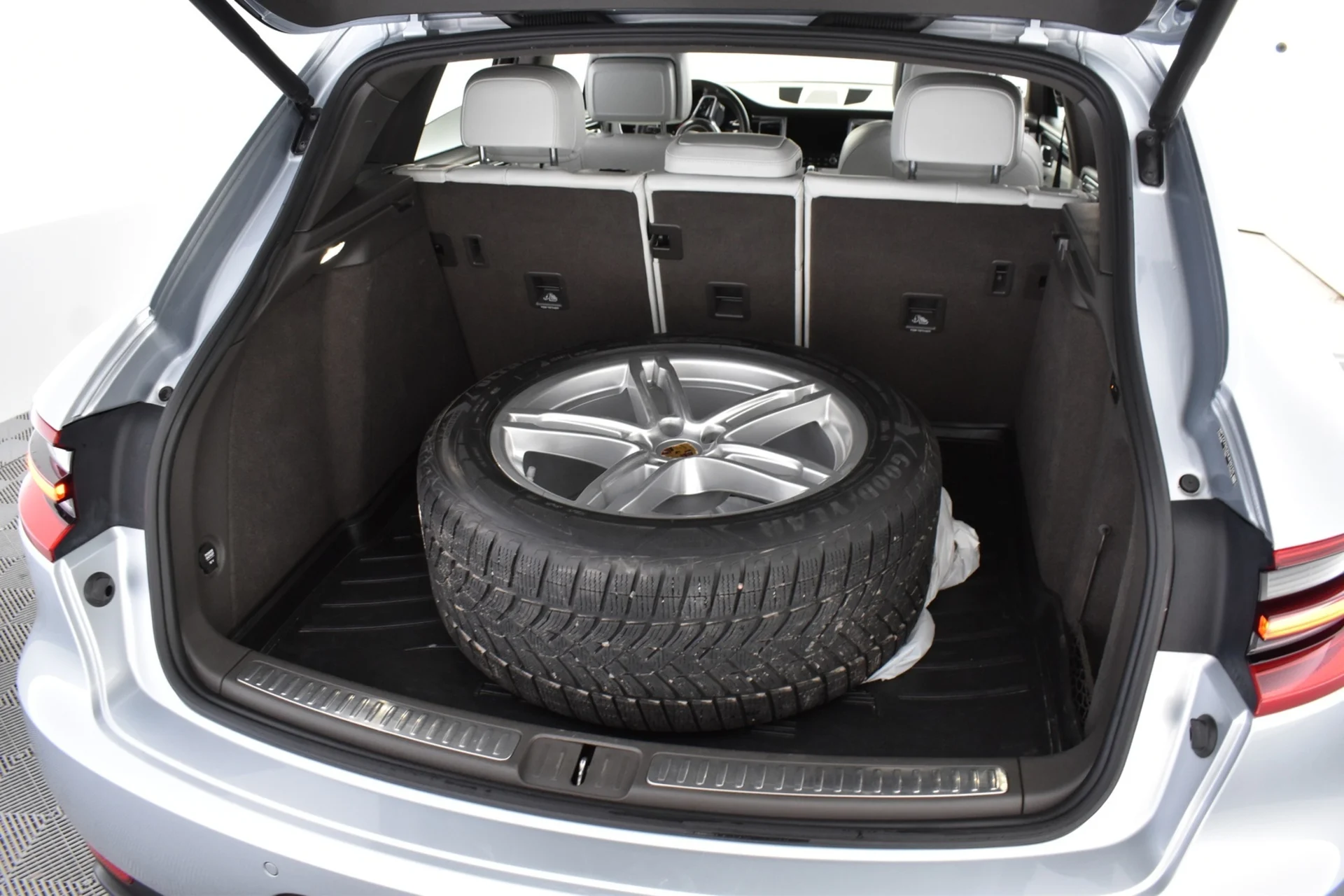 Car Image - 2bwZcDxeulxozHRIsW7MLT