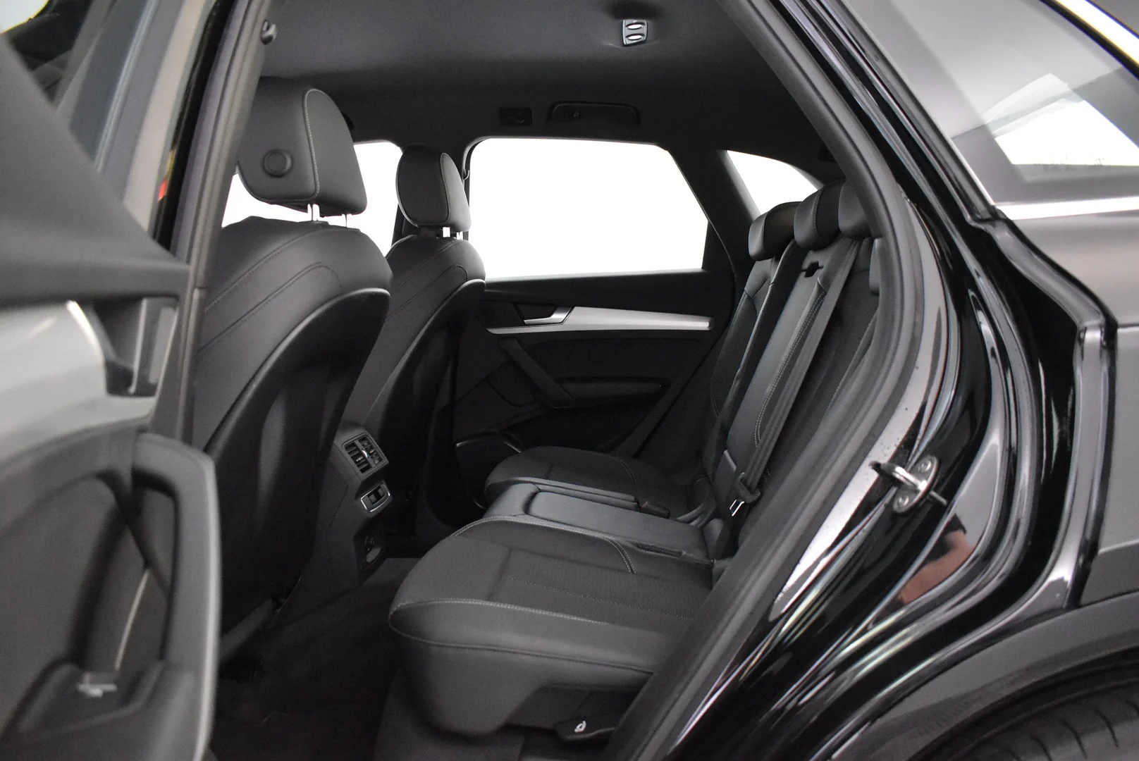 Car Image - 4LrhCw6ytbHGItGXptBhhN