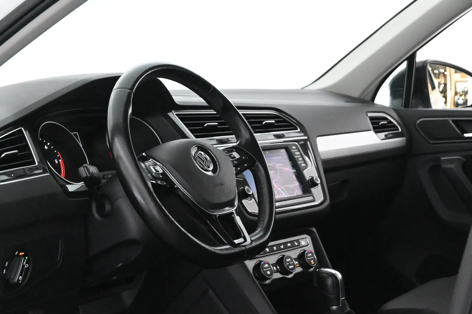 Car Image - 7JBRSnC2MQgP6xfamZeV2X