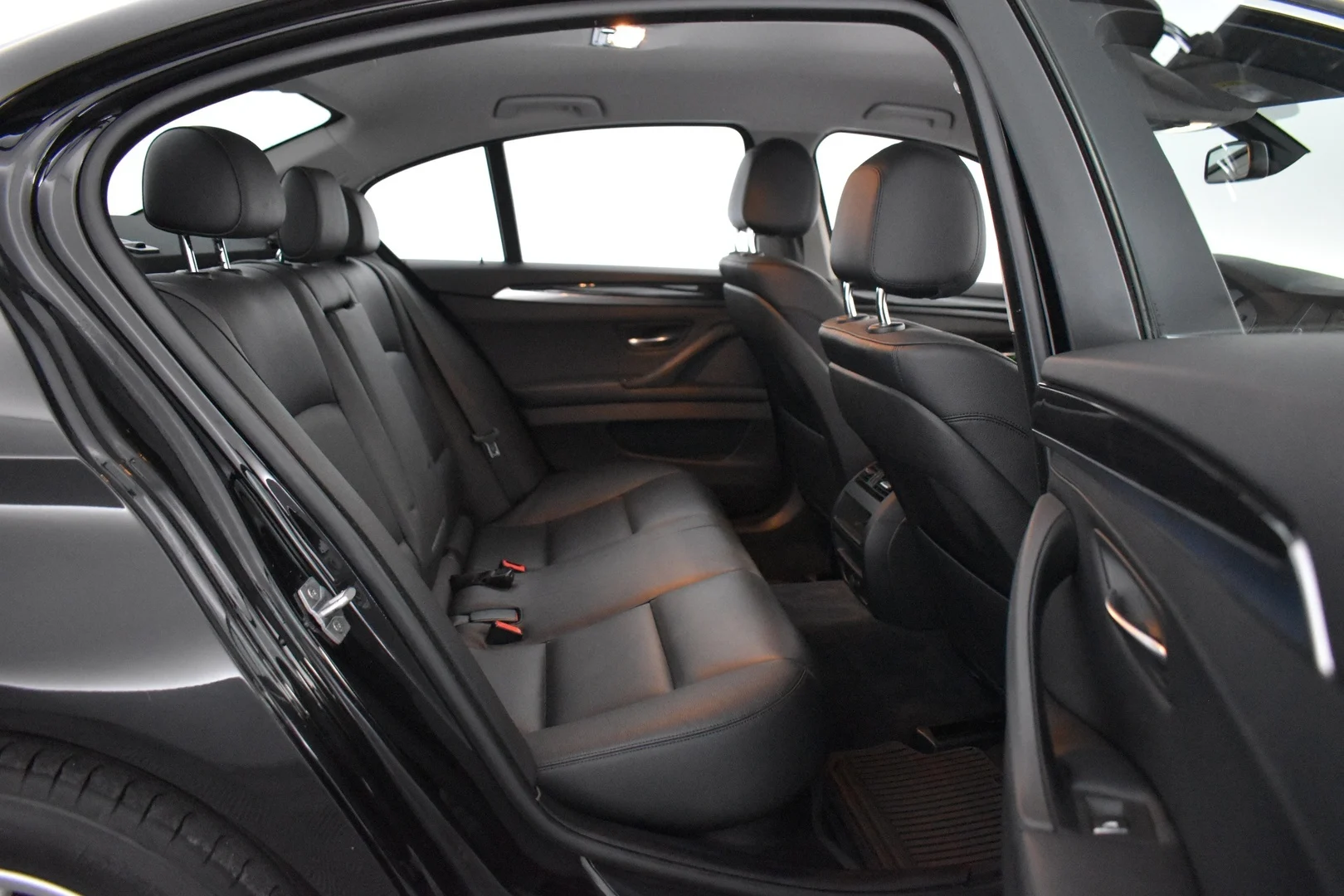 Car Image - 6ue8et1eVlXBI350VMGM07
