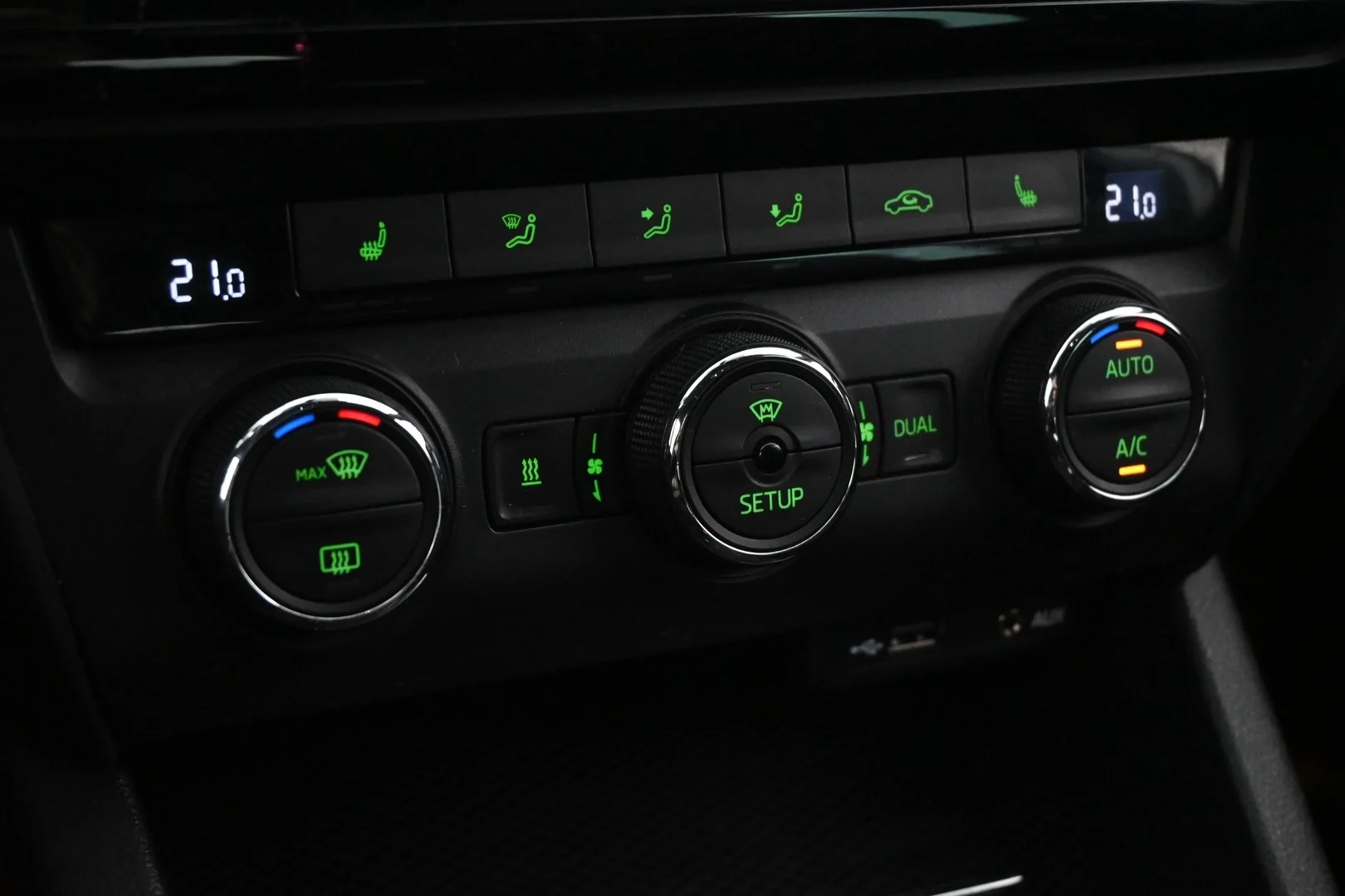 Car Image - dXYF3UzpEi1I6avoTLxot