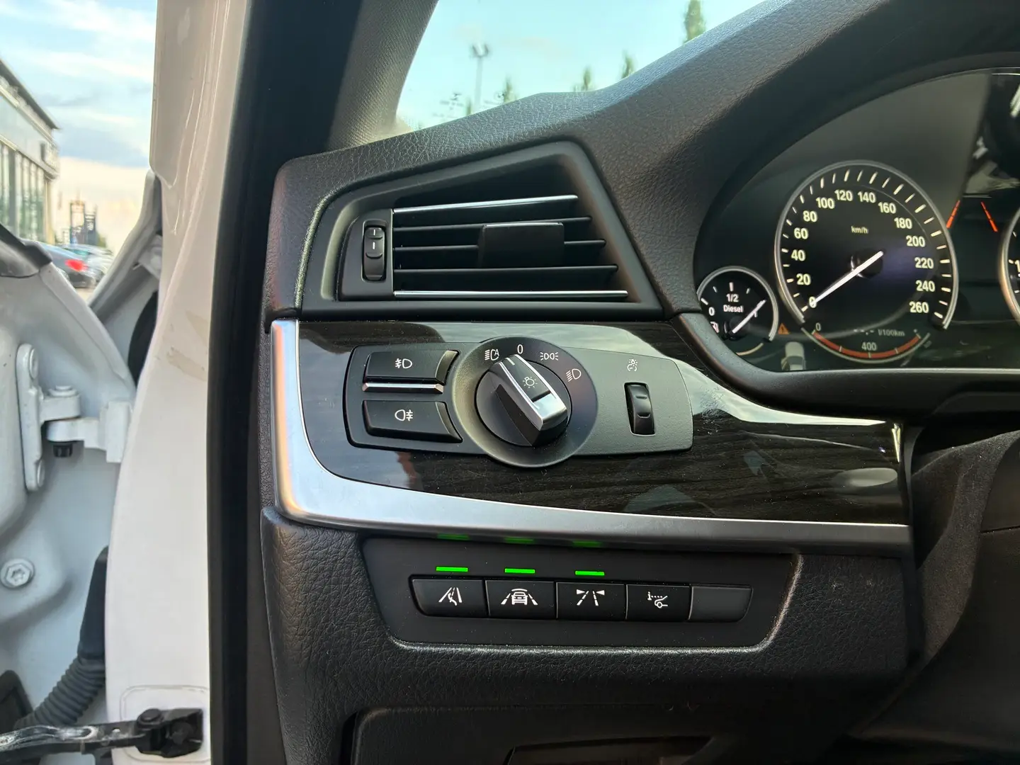 Car Image - 2xw77m5w355Yamdi1dH8NQ