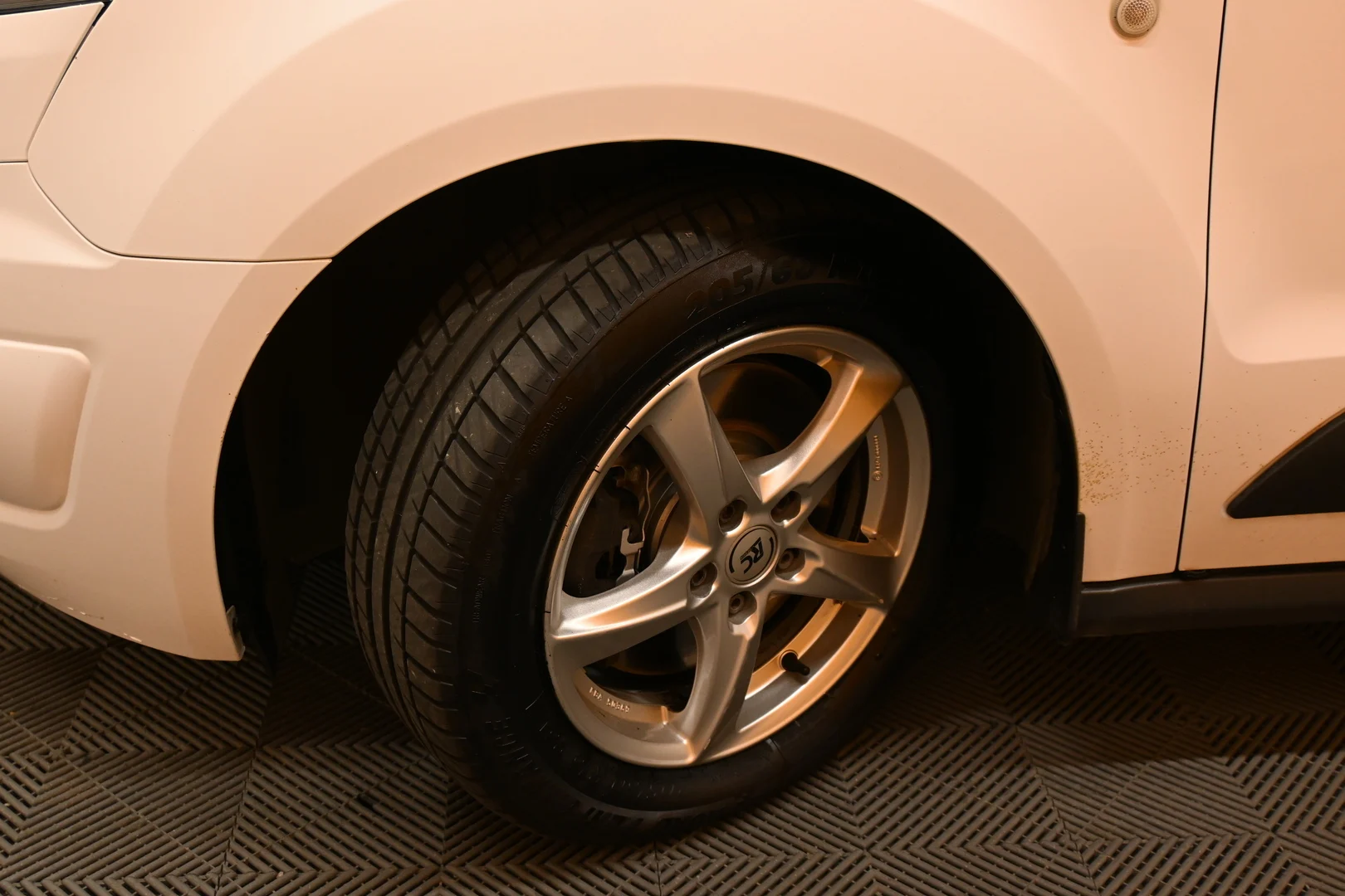 Car Image - 24Ja2Qie7noWp6y5iu4hXa