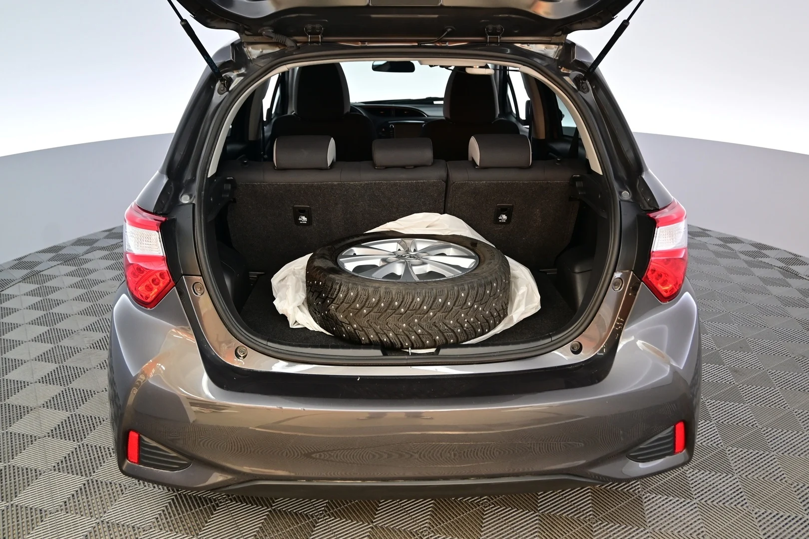 Car Image - 2Co01c4Ca75FxBPcv3a5yd