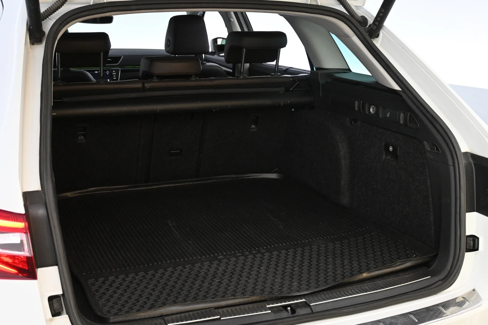 Car Image - 3cg8e9y12WzkCdigtxznQv