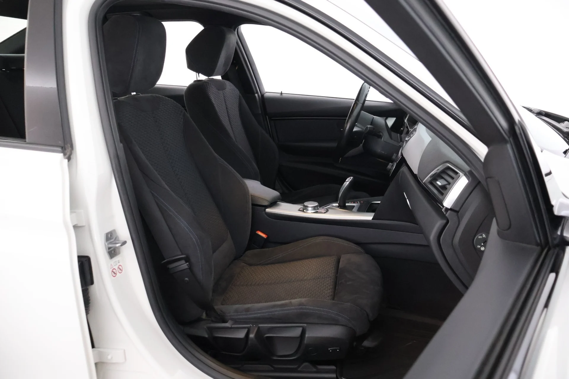 Car Image - dCIKFaSn5rqaGlC5zfkI8