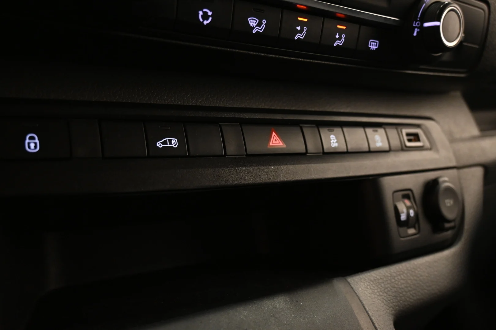 Car Image - 54n1CMzTYO4I27EGh4IoEI